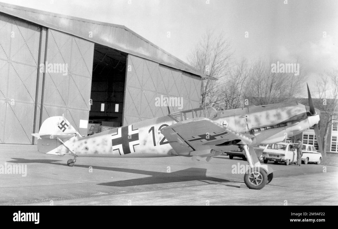 Messerschmitt Bf 109E-3-B (Werknummer 4101) „Black 12“ der RAF St. Athan RAF Museum Reserve Collection vor dem Museum auf der RAF St. Athan East Camp. Black 12 wurde von Erla Maschinenwerk in Liepzig gebaut und von 2-JG51 in Wissant, nahe Calais, betrieben, als das Unternehmen am 27. November 1940 auf der RAF Manston zur Landung gezwungen wurde. Nach Reparaturen bei RAE Farnborough erhielt sie die Militärserie DG200 und wurde Rolls-Royce in Hucknall für Tests übergeben. Sie überlebte den Krieg und wurde an verschiedenen Orten ausgestellt, bevor sie vollständig in der RAF St. restauriert wurde Athan-Kollektion. Nach dem c Stockfoto