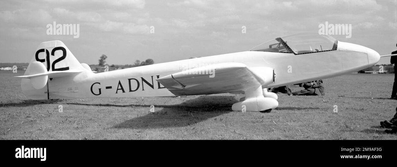 Miles M.77 Sparrowjet G-ADNL am Flughafen Shoreham. G-ADNL hatte eine mäßig erfolgreiche Rennkarriere: Am 21. Mai 1956 gewann er den SBAC Challenge Cup in Yeadon und am 13. Juli 1957 den King's Cup Air Race in Baginton. Stockfoto