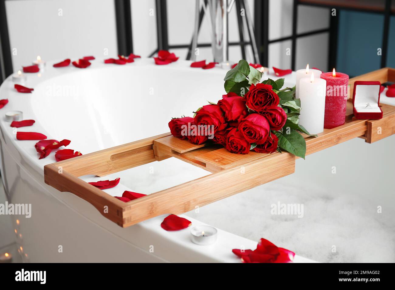 Badewanne mit Verlobungsring, Rosen und Kerzen im Badezimmer, dekoriert am  Valentinstag Stockfotografie - Alamy