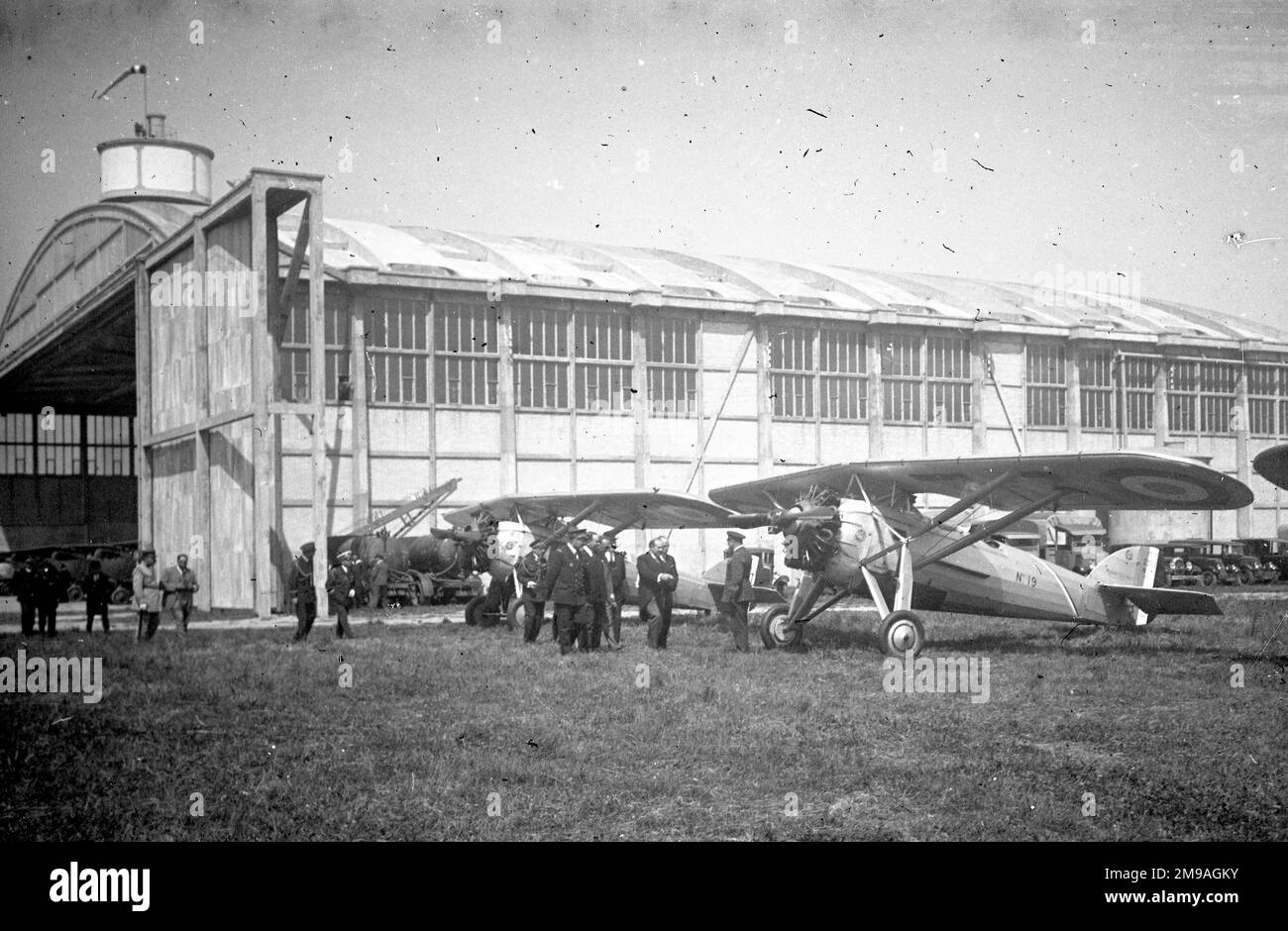 Morane-Saulnier MS.230 „19“-Ausbildungsflugzeug, das Anfang der 1930er Jahre von einem VVVip und seinem Gefolge inspiziert wird. (Das linke Bild der Stereoglasplatte negativ). (Der VVIP könnte Albert Lebrun, Präsident von Frankreich sein) Stockfoto