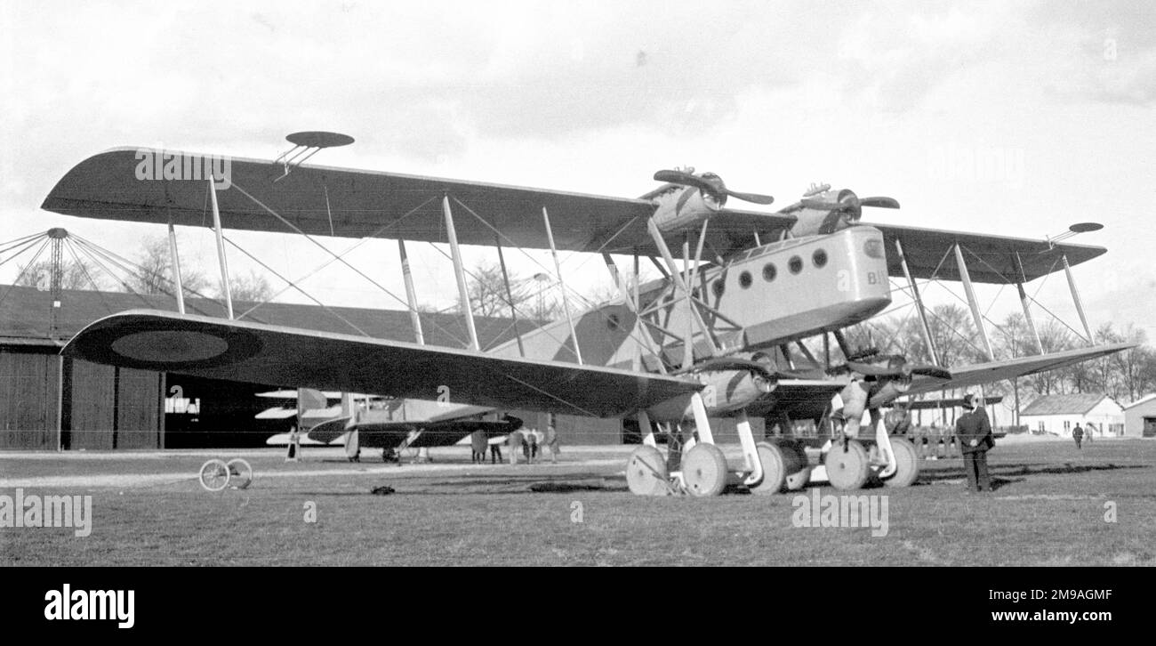 Bleriot 71 viermotoriger Bomber, einer von einer Reihe ähnlicher Flugzeuge, die von Bleriot aus dem Jahr 1916 hergestellt wurden. Zu Beginn ihres Flugtestprogramms führte ein Zwischenfall während der Landung, am 15. Mai 1918, dazu, dass der Bleriot 71 in einen Graben stieß und erhebliche Schäden erlitt. Verwendbare Teile waren Bergungsarbeiten und der Rest verschrottet. Stockfoto