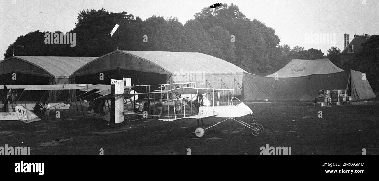 Zwei Voisin 5-Bomber, zusammen mit einem Maurice Farman, irgendwo in Frankreich Stockfoto