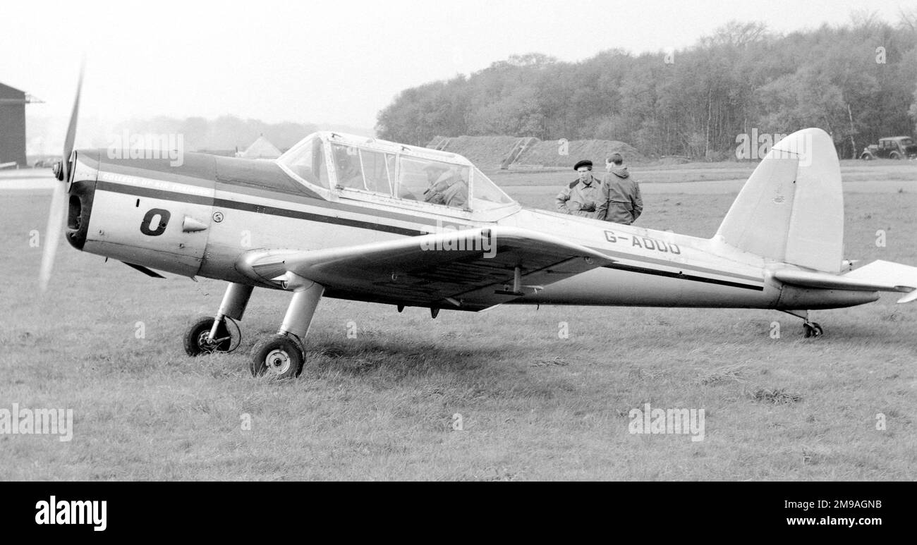 De Havilland Canada DHC-1 Chipmunk G-AOUO von Air Service Training. AOUO wurde in den frühen 1970er Jahren von der Royal Air Force Gliding and Soaring Association gekauft und in einen Supermunk umgewandelt, der von einer 180hp-Motor der Lycoming angetrieben wird. Nachdem das RAFGSA die Rechte für diese Umwandlung, einschließlich Zeichnungen, Werkzeuge und Ersatzteile, erworben hatte, konkurrierte es mit mehreren weiteren Supermunk-Umbauten, um dem RAFGSA zuverlässige, leistungsstarke und einfach zu wartende Segelschlepper zu bieten. Stockfoto