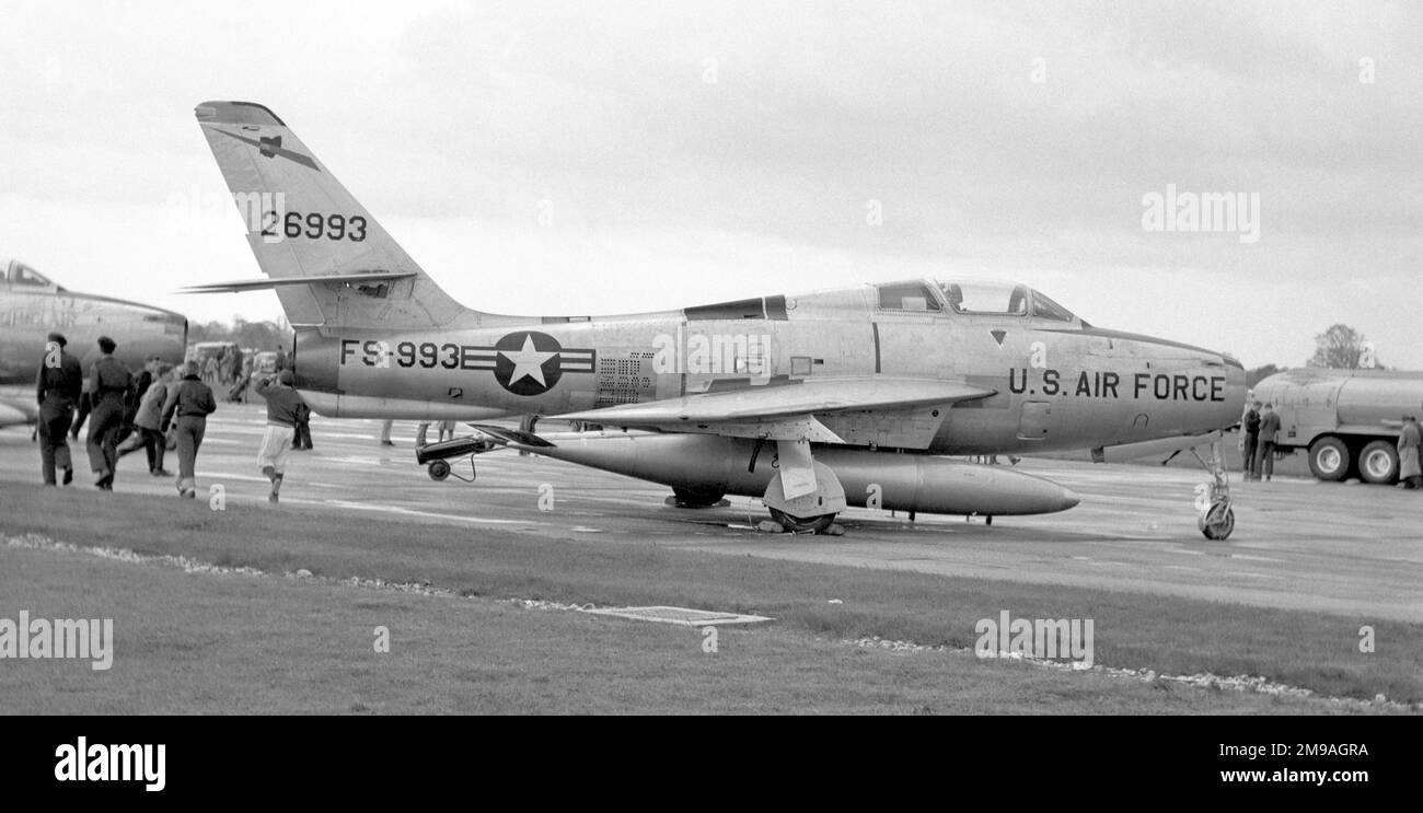USAF - Republik F-84F Thunderstreak 52-6993 - Buzz-Nummer FS-993 - des taktischen Kampfflügels 366. bei RAF Wethersfield, möglicherweise unterwegs zur Lieferung zum Luftwaffenstützpunkt Chaumont-Semoutiers, Frankreich - ca. 1954. Von USAF auf Stärke genommen. Zugewiesen zum 405. Kampfbomberflügel, Langley AFB, VA. Stockfoto