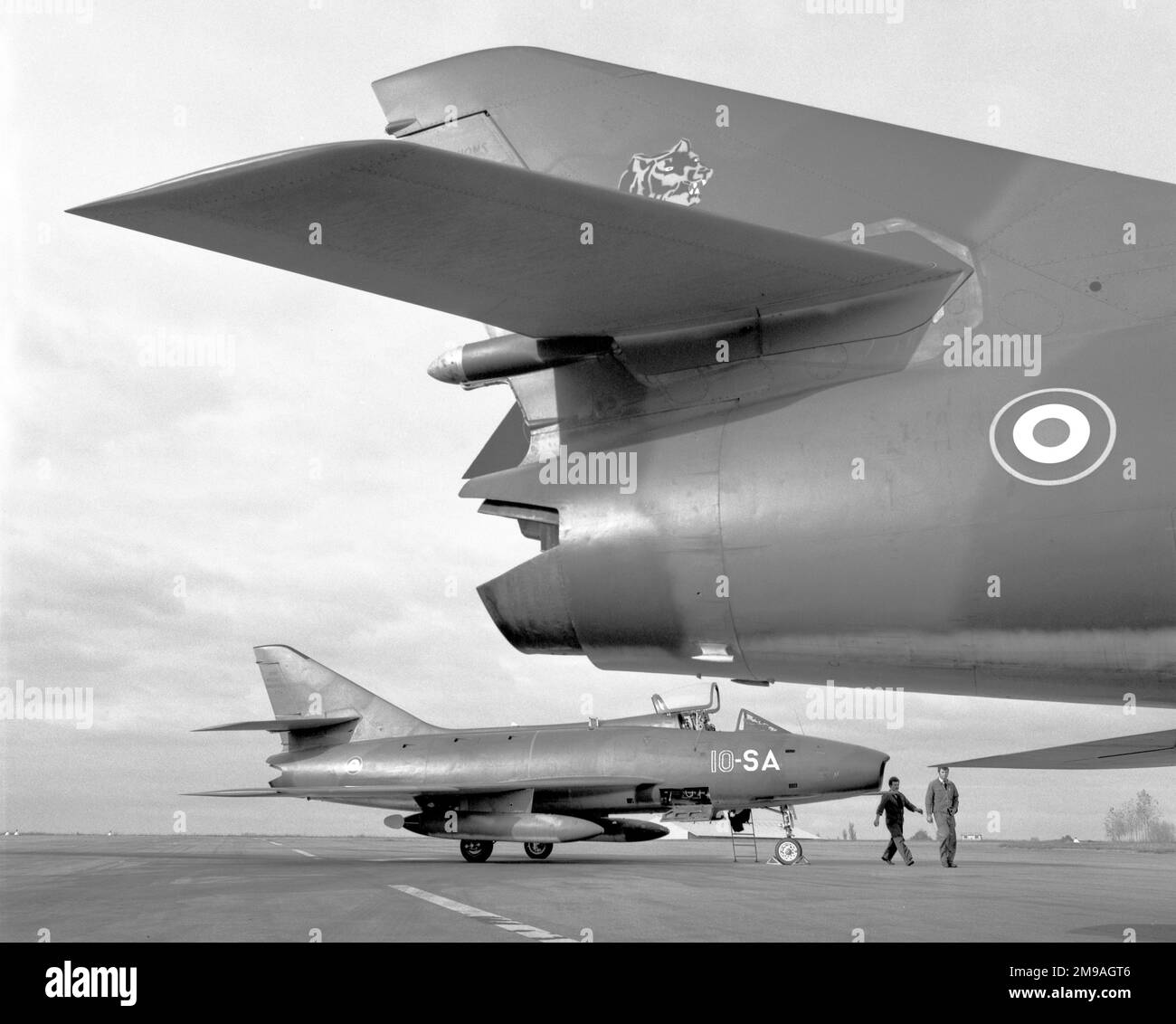 Armee de l'Air - Dassault Super Mystere B.2 10-SA (msn 74), von Escadron de Chasse 1/10 „Valois“, an der Basis Aerienne 705 Tours Stockfoto