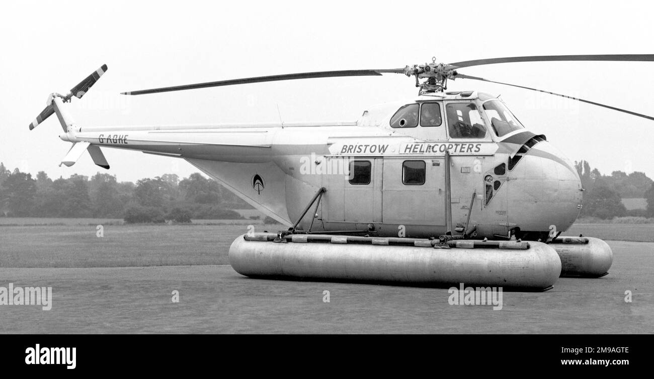 Westland S.55 Serie 1 G-AOHE (msn WA.126) von Bristow Helicopters, auf Schwimmfahrzeugen. Die erste Eintragung im Jahr 1956 erfolgte in der Firma South Georgia Co Ltd., für die Walbeobachtung an Bord, betrieben von Christian Salvesen. Bristows erwarb den Hubschrauber im Jahr 1961 und wurde später auf die Serie 3 umgestellt, angetrieben von einem Turboantrieb Bristol Siddeley Gnome H1000 Mk.501, aber am 18. Juni 1969 zerstört. Stockfoto