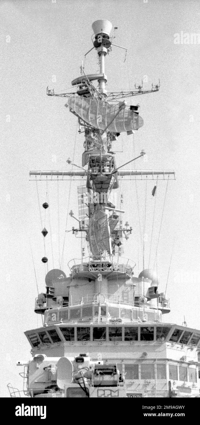 Marine Nationale - die Insel des Flugzeugträgers Foch oder Clemenceau (zwei fast identische Schiffe, auf denen die französische Marine keine eindeutigen Kennzeichnungen angebracht hat, was die Identifizierung sehr schwierig macht). Stockfoto Marine Nationale - die Insel des Flugzeugträgers Foch oder Clemenceau (zwei fast identische Schiffe, auf denen die französische Marine keine eindeutigen Kennzeichnungen angebracht hat, was die Identifizierung sehr schwierig macht). Stockfoto