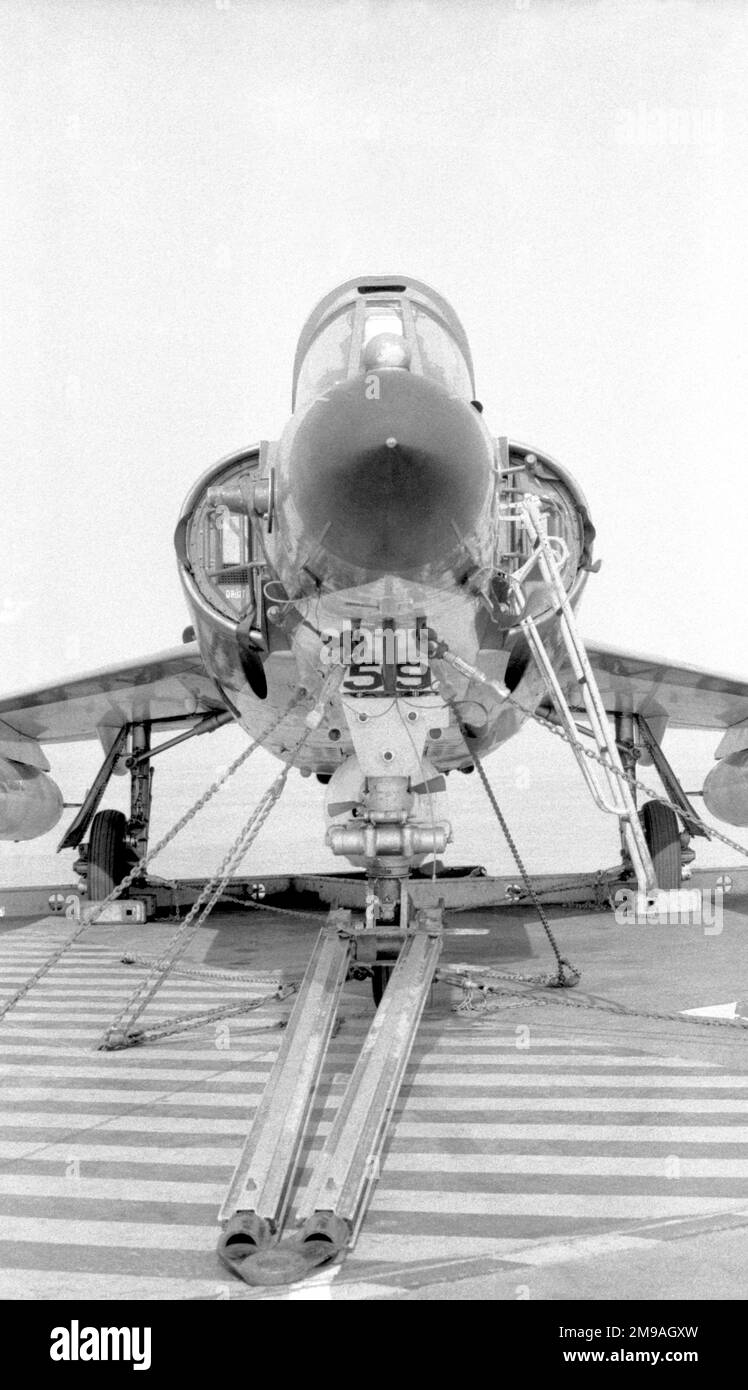 Aeronavale – Dassault-Breguet Super etendard „59“, sicher angekettet, während der Fahrt an Bord von „Foch“ oder „Clemenceau“ geparkt. (Hinweis: Foch und Clemenceau waren zwei fast identische Schiffe, auf die die französische Marine keine Unterscheidungszeichen angebracht hatte, was die Identifizierung sehr schwierig machte.) Stockfoto Aeronavale – Dassault-Breguet Super etendard „59“, sicher angekettet, während der Fahrt an Bord von „Foch“ oder „Clemenceau“ geparkt. (Hinweis: Foch und Clemenceau waren zwei fast identische Schiffe, auf die die französische Marine keine Unterscheidungszeichen angebracht hatte, was die Identifizierung sehr schwierig machte.) Stockfoto