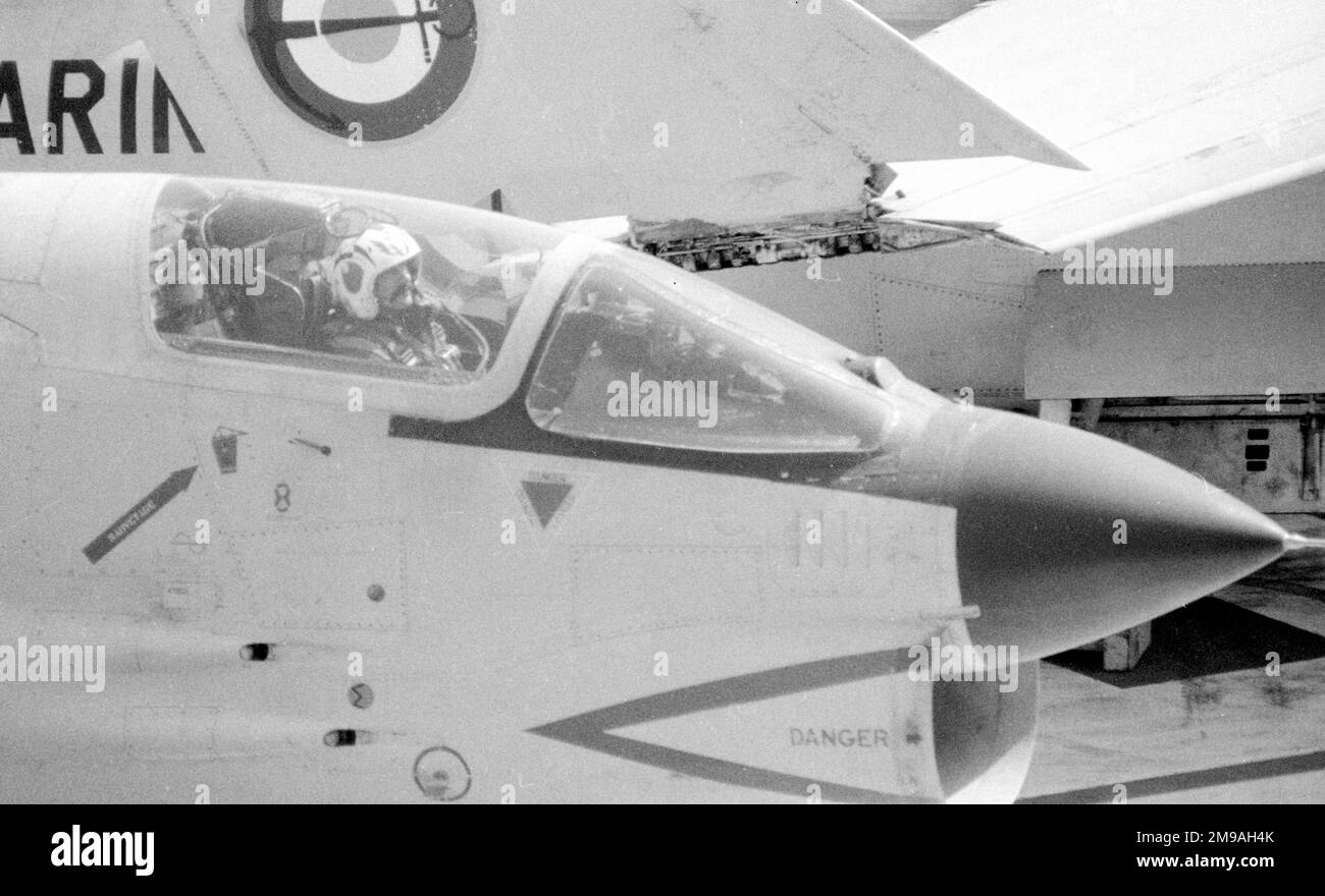 Aeronavale - LTV F-8FN Crusader Cockpit Nahaufnahme, wartet auf Freigabe der Decksmannschaft, um sich dem Katapult zum Start zu nähern, von 'Foch' oder 'Clemenceau', während einer betriebsbereiten Kreuzfahrt. (Hinweis: Foch und Clemenceau waren zwei fast identische Schiffe, auf die die französische Marine keine Unterscheidungszeichen angebracht hatte, was die Identifizierung sehr schwierig machte.) Stockfoto Aeronavale - LTV F-8FN Crusader Cockpit Nahaufnahme, wartet auf Freigabe der Decksmannschaft, um sich dem Katapult zum Start zu nähern, von 'Foch' oder 'Clemenceau', während einer betriebsbereiten Kreuzfahrt. (Hinweis: Foch und Clemenceau waren zwei fast identische Schiffe, auf die die französische Marine keine Unterscheidungszeichen angebracht hatte, was die Identifizierung sehr schwierig machte.) Stockfoto