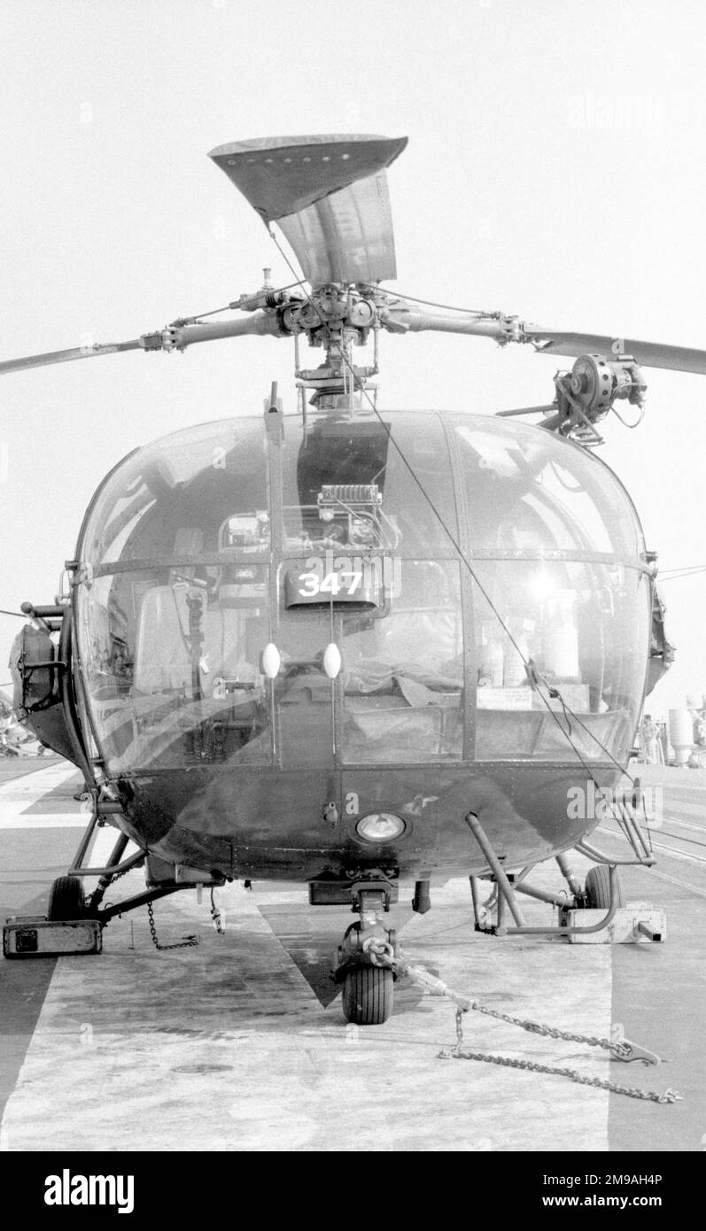 Aeronavale -Sud-Aviation SA.318 Alouette III '347', während einer betriebsbereiten Kreuzfahrt an Bord von 'Foch' oder 'Clemenceau' sicher verkettet. (Hinweis: Foch und Clemenceau waren zwei fast identische Schiffe, auf die die französische Marine keine Unterscheidungszeichen angebracht hatte, was die Identifizierung sehr schwierig machte.) Stockfoto Aeronavale -Sud-Aviation SA.318 Alouette III '347', während einer betriebsbereiten Kreuzfahrt an Bord von 'Foch' oder 'Clemenceau' sicher verkettet. (Hinweis: Foch und Clemenceau waren zwei fast identische Schiffe, auf die die französische Marine keine Unterscheidungszeichen angebracht hatte, was die Identifizierung sehr schwierig machte.) Stockfoto