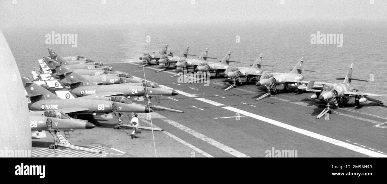 Aeronavale - Dassault-Breguet Super etendards reichte an Deck nach dem Flug, an Bord von „Foch“ oder „Clemenceau“ während einer laufenden Bootstour. (Hinweis: Foch und Clemenceau waren zwei fast identische Schiffe, auf die die französische Marine keine Unterscheidungszeichen angebracht hatte, was die Identifizierung sehr schwierig machte.) Stockfoto Aeronavale - Dassault-Breguet Super etendards reichte an Deck nach dem Flug, an Bord von „Foch“ oder „Clemenceau“ während einer laufenden Bootstour. (Hinweis: Foch und Clemenceau waren zwei fast identische Schiffe, auf die die französische Marine keine Unterscheidungszeichen angebracht hatte, was die Identifizierung sehr schwierig machte.) Stockfoto