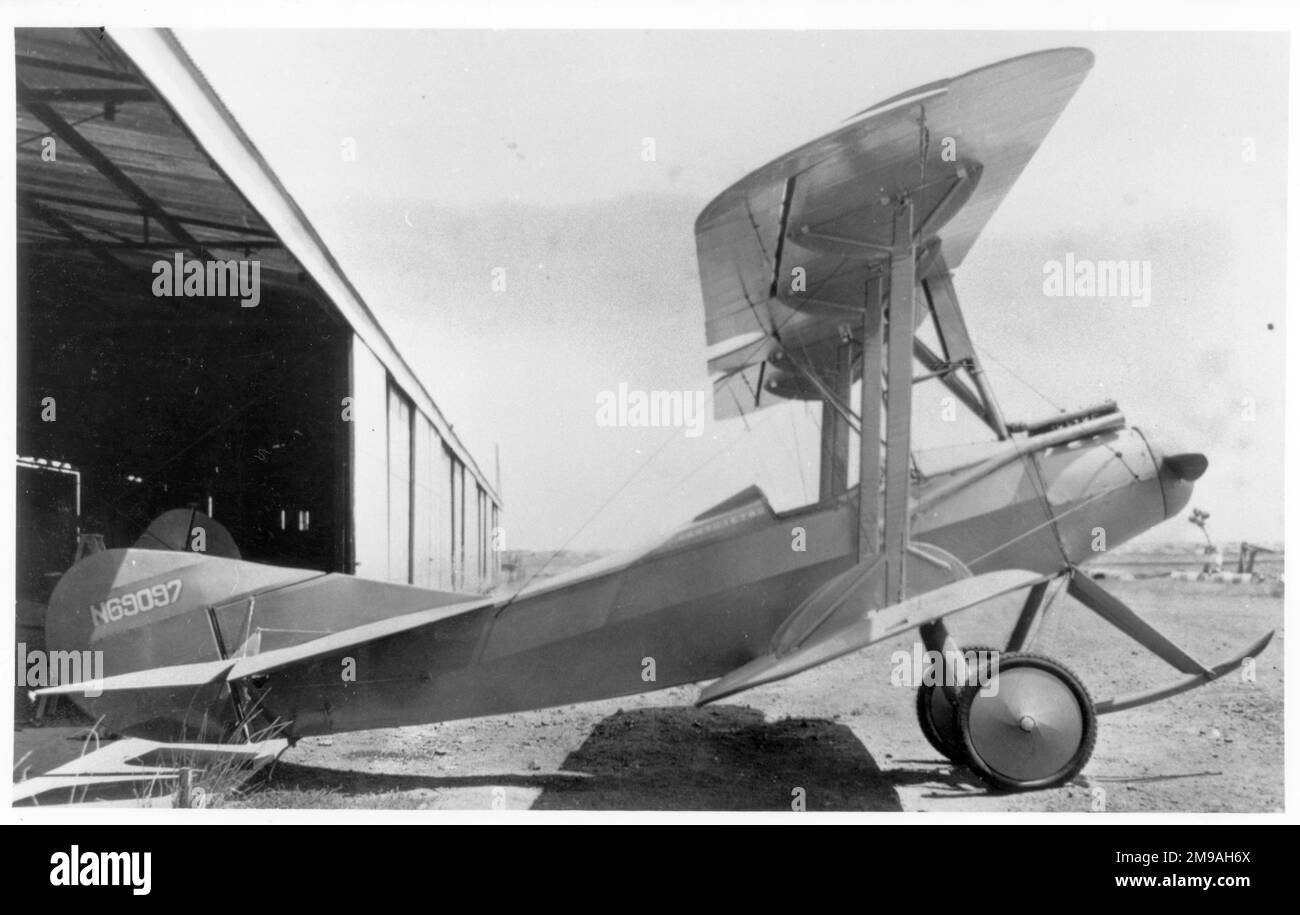 Aircraft Engineering Corporation Ace K-1 N69097. Dieser einsitzende Doppeldecker mit 40hp-Ace-Motor wurde von Alexander Klemin (Professor für Luftfahrttechnik, NYU) und N W Dalton entworfen. Der Prototyp hatte einen Ford T-Motor. Eines der ersten Flugzeuge, das auf einer Montagelinie gebaut wurde, so primitiv es auch war. Vier selbstausrichtende I-Streben, Vollholzrahmen, hergestellt auf dem ACE Flying Field im Central Park von New York City. Zu einem Preis von 2.500 Dollar wurden acht gebaut, von denen einer in der nationalen Presse einen ziemlichen Sprung brachte, als er auf der Clay Street in Oakland, CA, landete, als Werbekampagne, Am 22. Januar Stockfoto