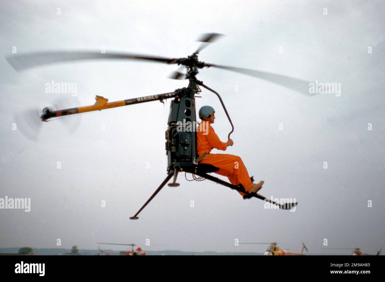 Hiller XROE-1 Rotorcycle auf einer Flugschau, vorbei am US Army Square Dance Helikopterteam, die bereit sind, ihre Sequenz zu beginnen. Stockfoto