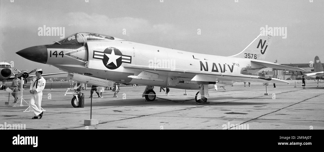 Unites States Navy - McDonnell F3H-2N Demon 133576 (msn 88, Basiscode "NJ", Rufzeichen "144") , von VF-121, am Naval Air Station North Island am 19. August 1961. VF-121 war eine Ersatzschwadron in RCVG-12, Replacement Carrier Air Group 12 (Code „NJ“). Stockfoto