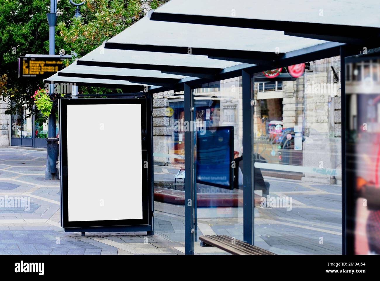 Busunterkunft mit Lightbox-Anzeigeschild. Modellhintergrund. Werbetafel aus Glas mit leerer weißer Anzeigefläche. Urbane Straßenlage. Schild für den Außenbereich Stockfoto