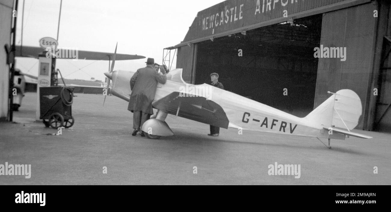 Tipsy Trainer 1 G-AFRV (msn 10), Betankung am Flughafen Newcastle um 1960 Uhr. Stockfoto