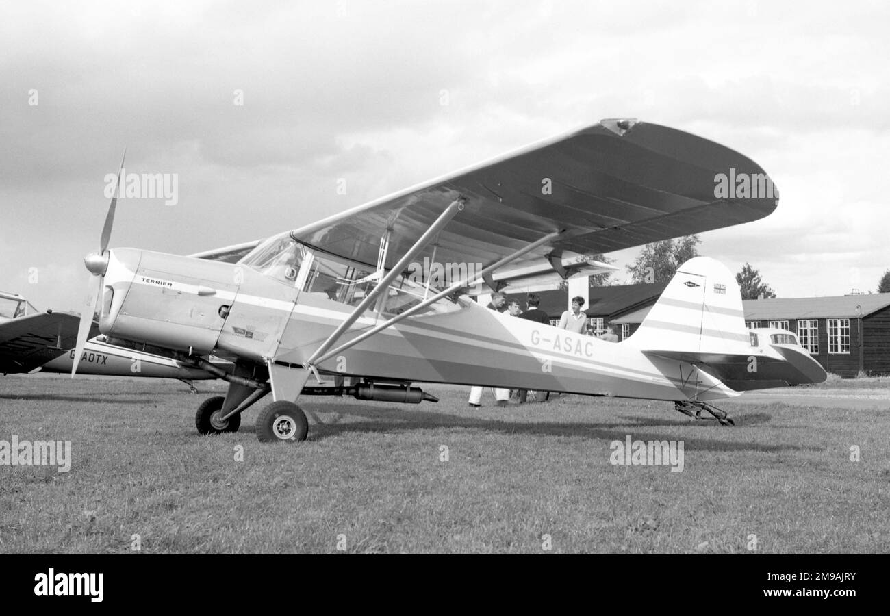 Beagle A.61 Terrier 2 G-ASAC (msn B.606, ex WE587) des Airways Aero Club. Auster hat eine Reihe von Ex-Army-Flugzeugen umgebaut, die zur Auster 6B wurden. Als das Unternehmen 1960 Teil von Beagle Aircraft wurde, wurde es in Beagle A.61 Terrier umbenannt. Ex-RAF Auster T.7 WE587: Geliefert am 9. Januar 1951, bedient mit Staffel Nr. 651 und 1908 Flt. Zum Army Air Corps am 1. September 1957. Entzug der Gebühr beim Verkauf am 31. Dezember 1961. Umgewandelt in A.61 Terrier 2, eingetragen als G-ASAC am 1. Juni 1962. Abgeschrieben, als es bei der Landung abstürzte und zerstört wurde, am Flughafen Plymouth, Plymouth, Devon (EGH Stockfoto