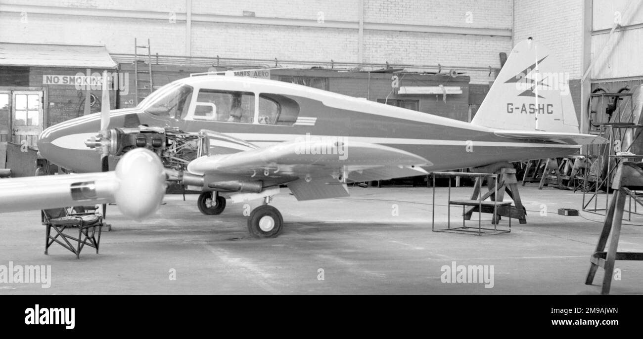 Piper PA-23-160 Apache G-ASHC stürzte am 21. März 1964 in Melling, nahe Aintree Village, am Großen Nationalfeiertag ab und tötete alle fünf Personen an Bord (Pilot und vier Passagiere). Einer der Passagiere war die prominente Journalistin und Rundfunkanstalt Nancy Spain. Das Flugzeug (G-ASHC) hatte vom Flughafen Luton gestartet und war auf der Rennbahn auf dem Weg zur Landung. Spanien reiste dorthin, um den 1964 Grand National zu besichtigen, der an diesem Tag stattfand. Ein weiterer Passagier war die spanische Begleiterin Joan Werner Laurie, die Redakteurin des Magazins „She“ und eine kompetente Rallye-Fahrerin und Navigatorin war. S Stockfoto