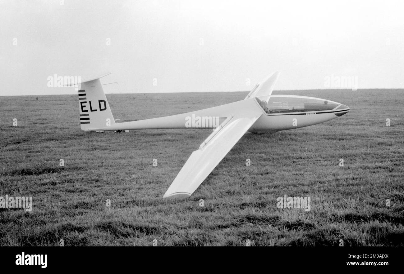 Slingsby Vega Club ELD, ca. 1982. Der 15m Vega Sport mit Klappdeckel war der Segelflugzeughersteller in Großbritannien und verfügte über ein einziehbares Laufwerk mit optionalen 0,75m-Flügelverlängerungen. Der Vega Club hatte ein festes Laufwerk. Stockfoto