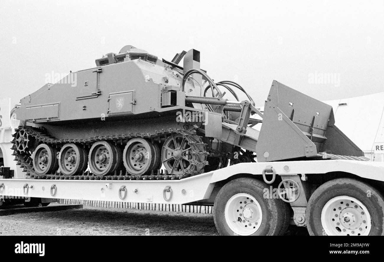 Ein Royal Engineers Combat Engineer Tractor auf seinem Straßentransporter auf der British Army Equipment Exhibition, die vom 23-27. Bis 15. Juni 1980 in Aldershot stattfand. Stockfoto