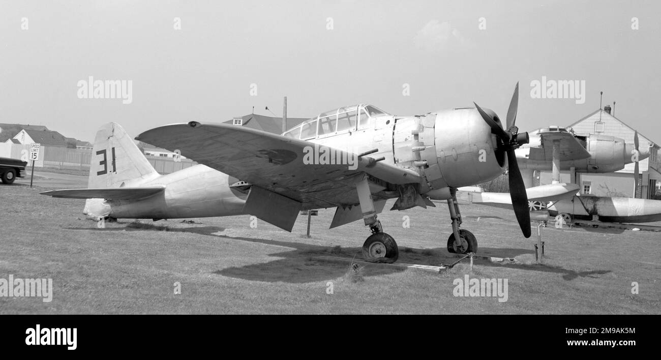 Mitsubishi A6M7 Reisen (msn 23186, Allied Reporting Name Zeke), ausgestellt am Willow Grove Naval Air Station ca1957. Dieser Mitsubishi A6M7 wurde von Nakajima Hikoki als ihr 43. Model 62 Flugzeug gebaut und der Yokosuka Kokutai zugeteilt. Nach dem Krieg wurde es in Misawa gefangen genommen, einer Testanlage, die vom First Naval Air Technical Bureau am Yokosuka Airfield betrieben und am 3. November 1945 zusammen mit anderen japanischen Flugzeugen auf der USS Barnes (CVE-20) in die Vereinigten Staaten transportiert wurde. Dort wurde es als FE-322 und später als T2-N322 getestet. Nach den Tests wurde es in Willow Grove ausgestellt Stockfoto