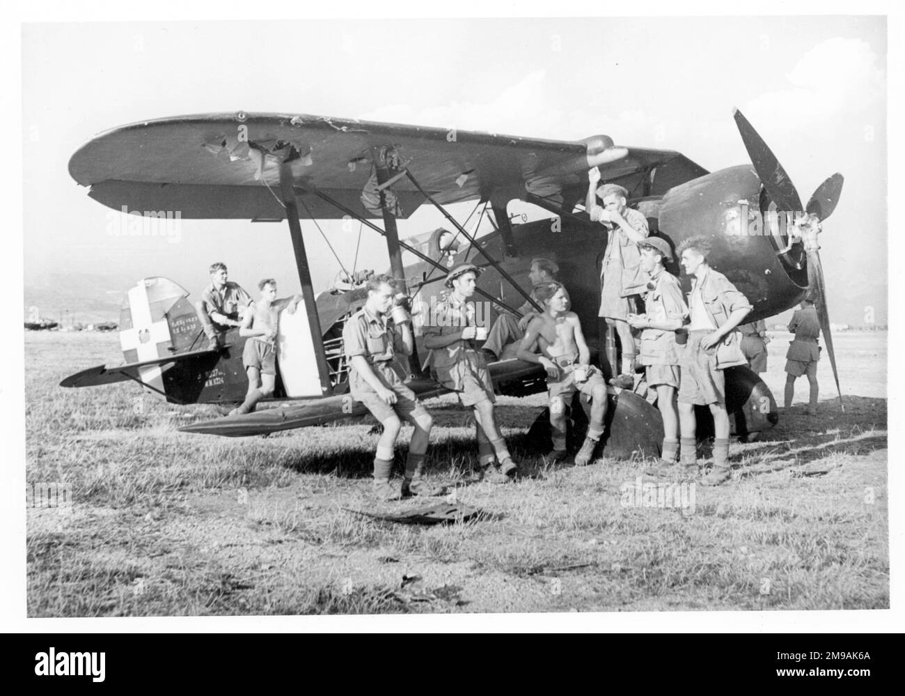 (Ehemals Regia Aeronautica) - Meridionali RO.37, Bereitstellung von Unterkünften für britische Soldaten nach der Gefangennahme im libyschen Feldzug, ca. 1942. Stockfoto