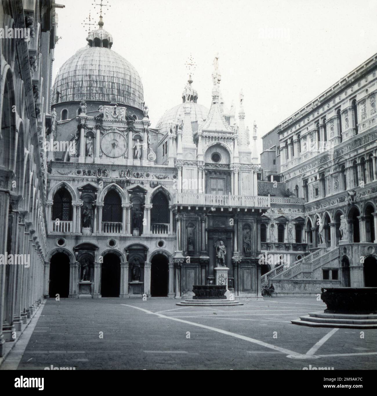 Innenhof hinter dem Markusdom (Basilika di San Marco), Venedig, Italien. Stockfoto