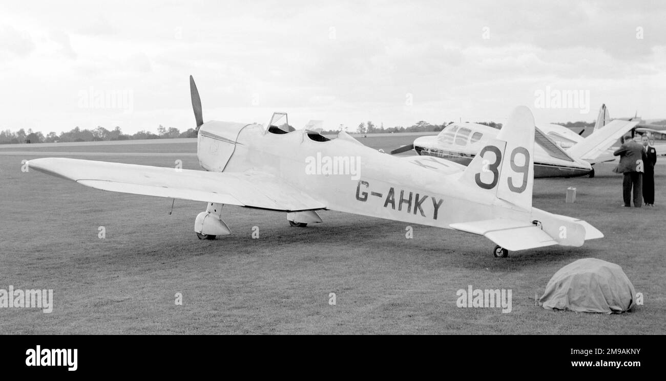 Meilen M.18 Mk.2 G-AHKY (msn 466, ex HM545), mit Rennnummer „39“, in Coventry - Baginton. Die Seezunge M.18 Mk.2 flog im November 1939 aus Woodley. Mit der S/N HM545 wurde sie von der 759. Marineflugstaffel bewertet, ging dann im Februar 1941 zur Central Flying School und dann im Mai 1941 in das Experimentalstadion Aeroplane & Armament, Boscombe Down. Danach wurde es zu einem Kommunikationsflugzeug mit Miles-Flugzeugen, das am 26. April 1946 als G-AHKY registriert wurde. Stockfoto