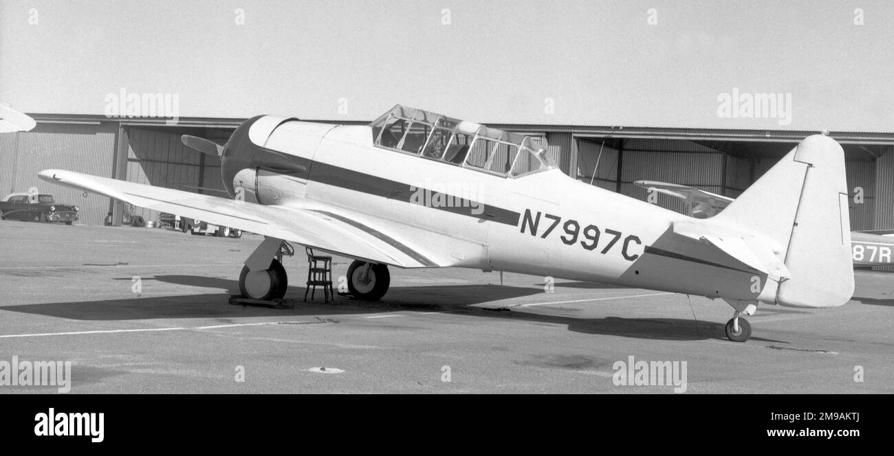 Nordamerikanisches SNJ-5 N7997C (msn, ex BuAer 85008) am Van Nuys Airport am 9. April 1967. Stockfoto