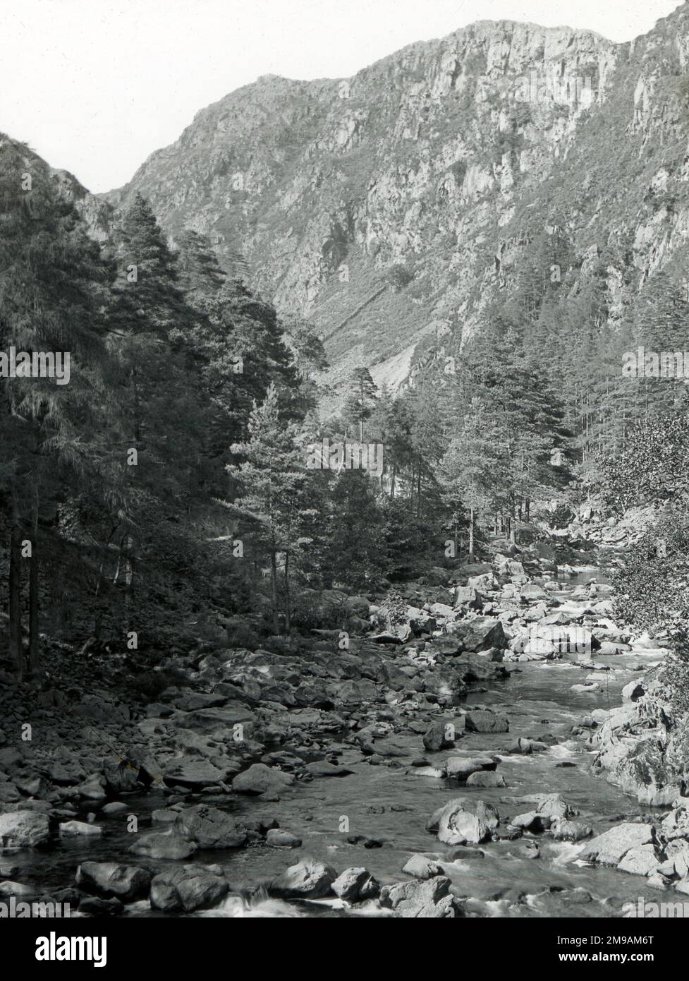 Steile felsige Hügel und Bach, Nordwales. Stockfoto