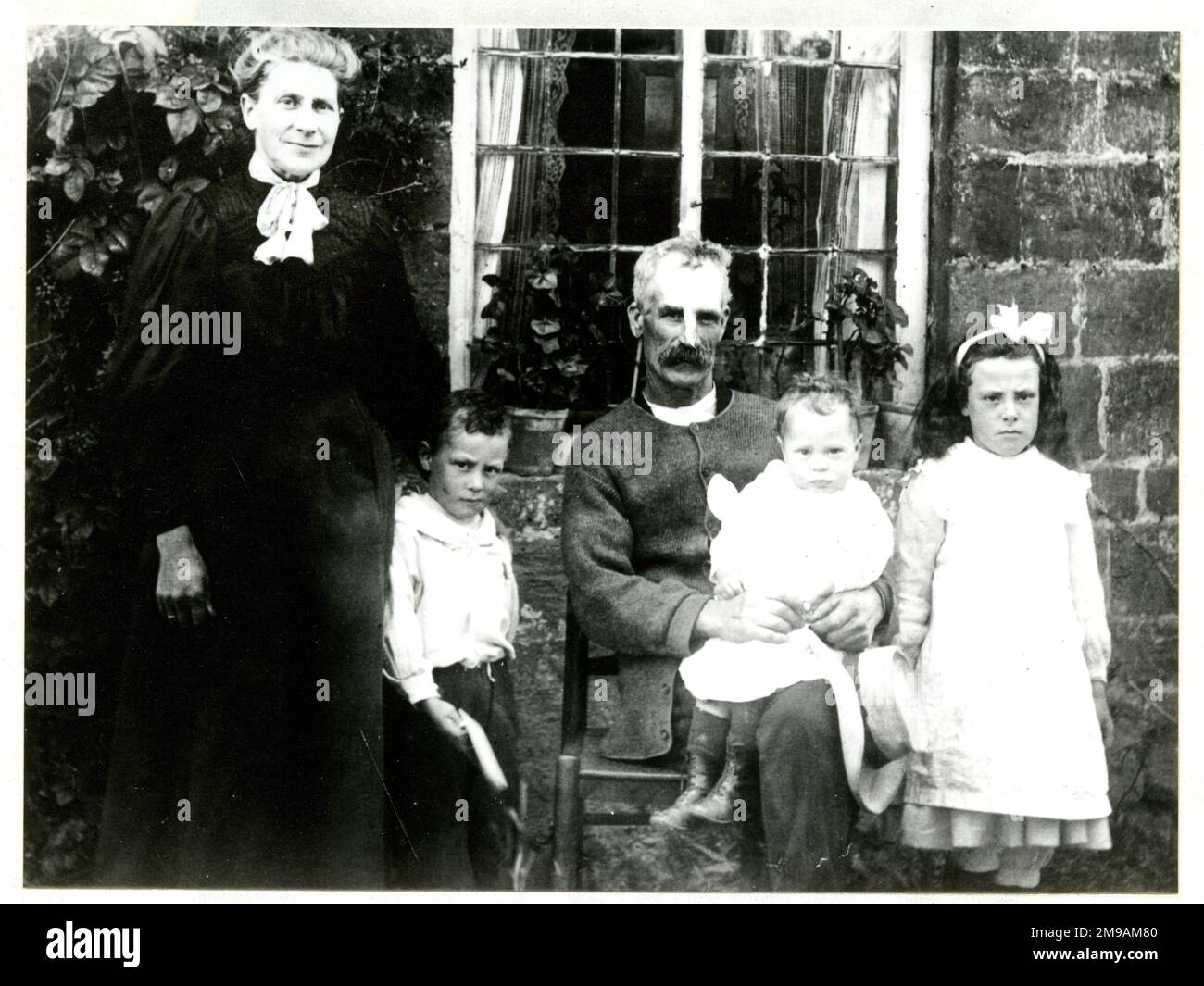 Draycott, Cotswold Village, Mr. Und Mrs. Charles Withers mit ihren Kindern Martha, Harry und Joe. Stockfoto