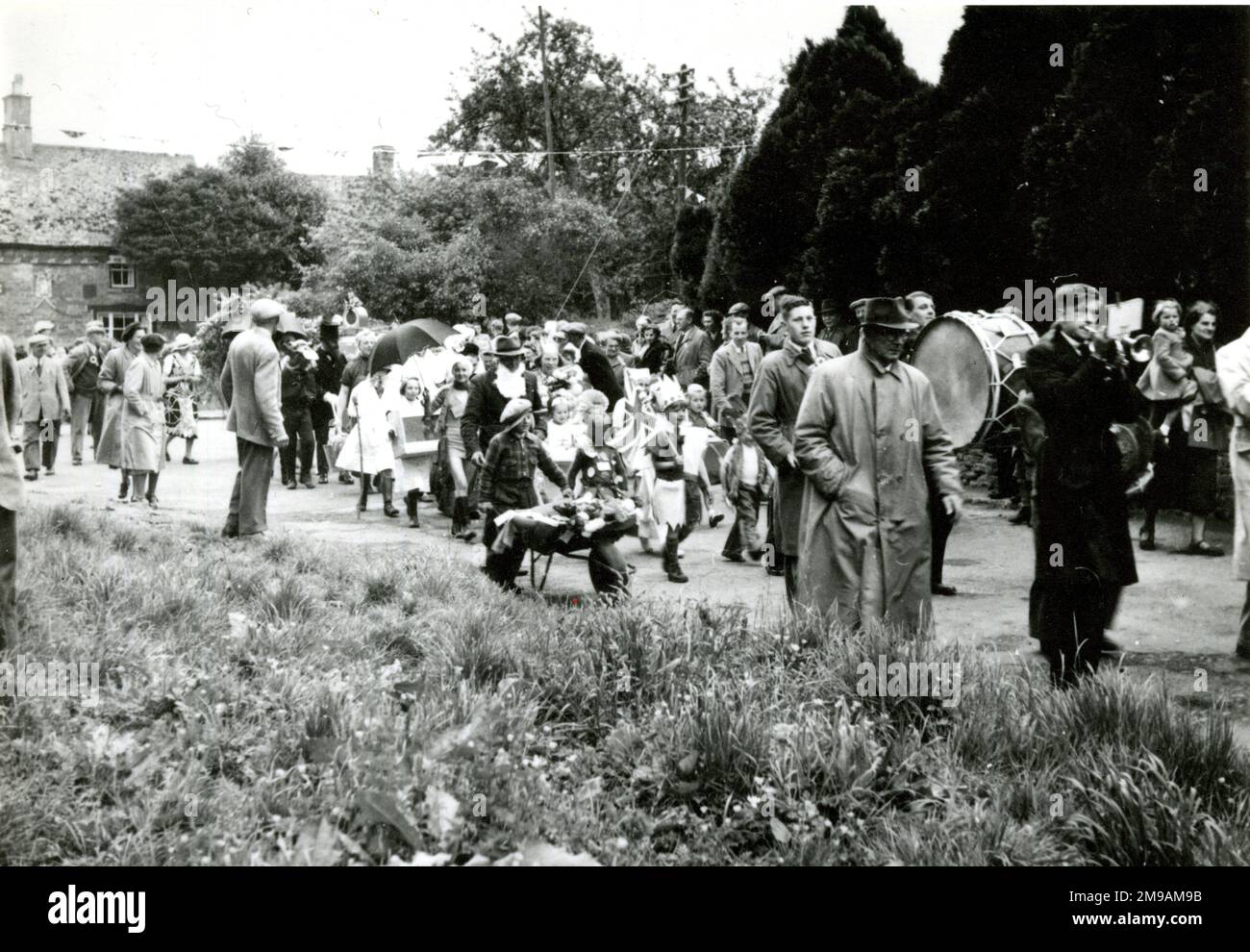 Draycott, Dorf Cotswold, Kostümprozession unter Leitung der Blockley Brass Band zur Krönung von Königin Elizabeth II., 2. Juni 1953. Stockfoto