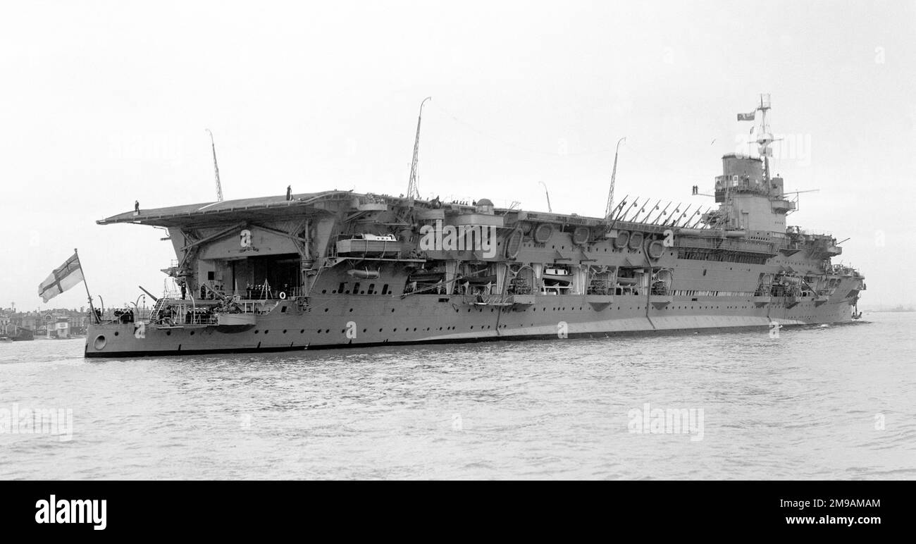 Royal Navy - HMS Courageous (Wimpel Nummer '50') HMS Courageous war das führende Schiff ihrer Klasse mit drei Kampfsportlern, die während des Ersten Weltkriegs für die Royal Navy gebaut wurden. Das Schiff wurde zur Unterstützung des von First Sea Lord John Fisher geförderten baltischen Projekts entworfen und war sehr leicht gepanzert und mit nur wenigen schweren Waffen bewaffnet. Courageous wurde Ende 1916 fertiggestellt und hat den Krieg auf Patrouille in der Nordsee verbracht. Sie nahm an der zweiten Schlacht von Helgoland im November 1917 Teil und war anwesend, als die deutsche Hochseeflotte ein Jahr später kapitulierte. Stockfoto