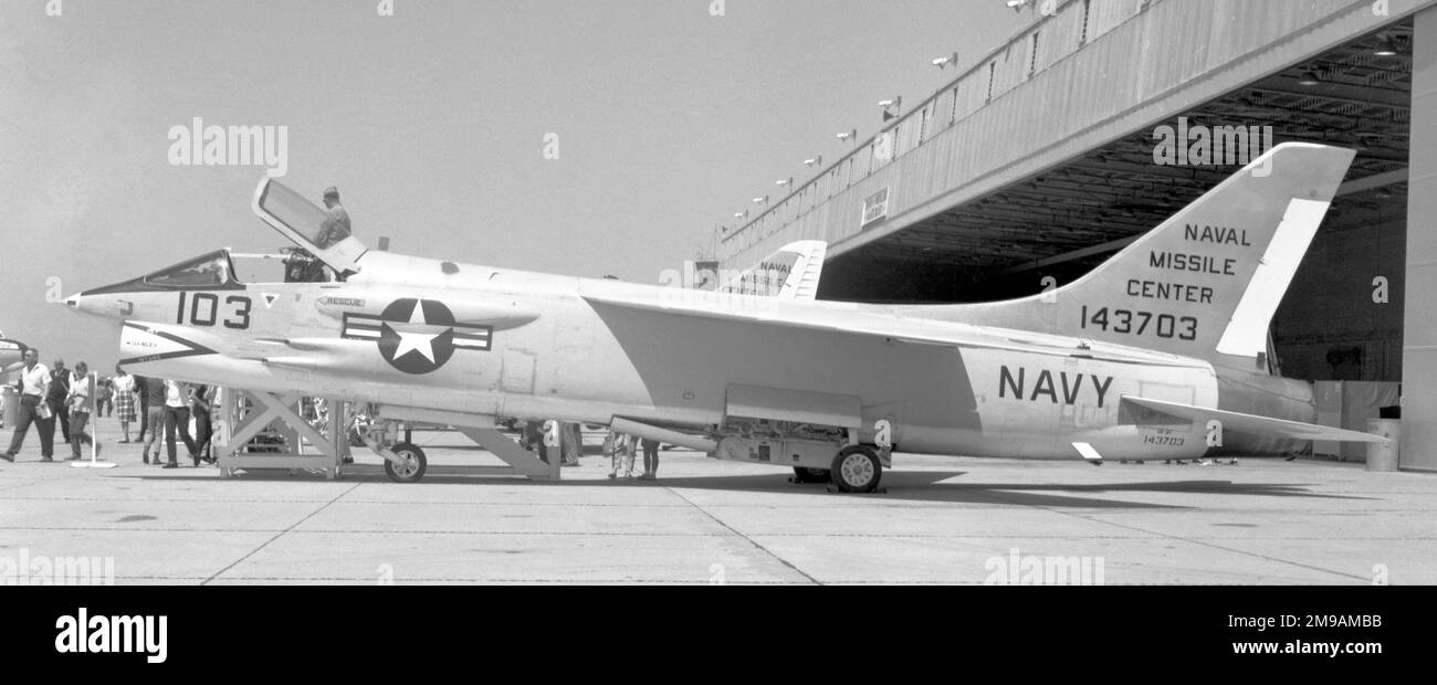 United States Navy - Vought DF-8F Crusader 143703 (Rufzeichen '103'), Zielschlepper, des Pacific Missile Centre, am Point Mugu Naval Air Station, am 15. Mai 1965. Mindestens fünfundvierzig F-8A wurden umgebaut, um als Ziel-Director-Flugzeug zu dienen, mit der Bezeichnung DF-8F. In der Praxis hat der DF-8F-Pilot ein Ziel auf einem Seil vom Backbordflügel herabgeworfen, das in sicherer Entfernung dahinter gezogen wurde. Während des Schleppens übten die Jäger Schießübungen mit Waffen und Raketen und schossen im Schlepptau auf das Ziel. Nach der Übung holte der Pilot das Ziel oder das leere Kabel zurück. 143703 ist derzeit an Bord der USS Hornet Muse Stockfoto