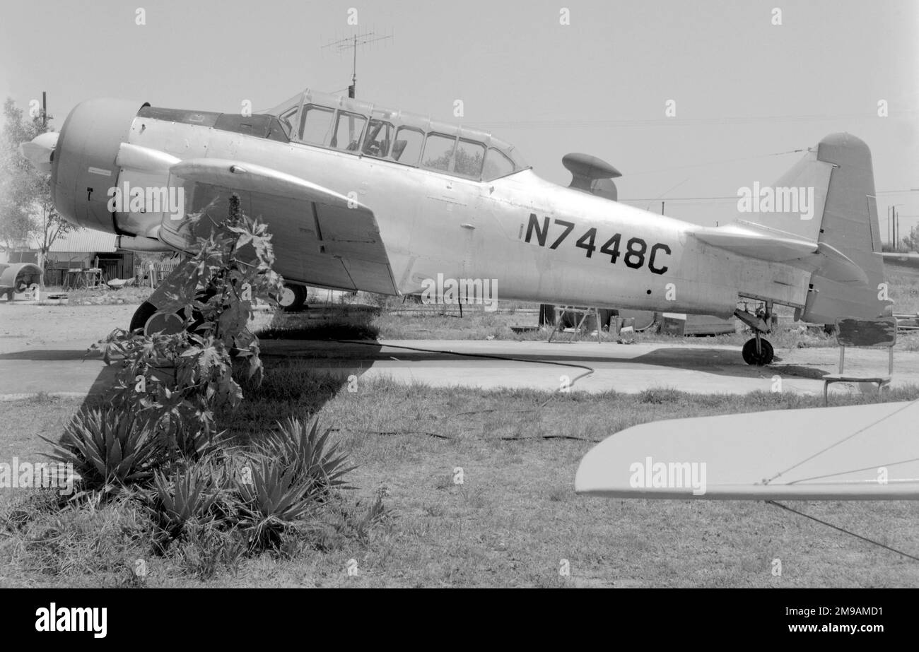 Nordamerikanische AT-6D Texan N7448C (msn 121-422, ex 44-81494), in San Fernando am 7. Mai 1965. Stockfoto