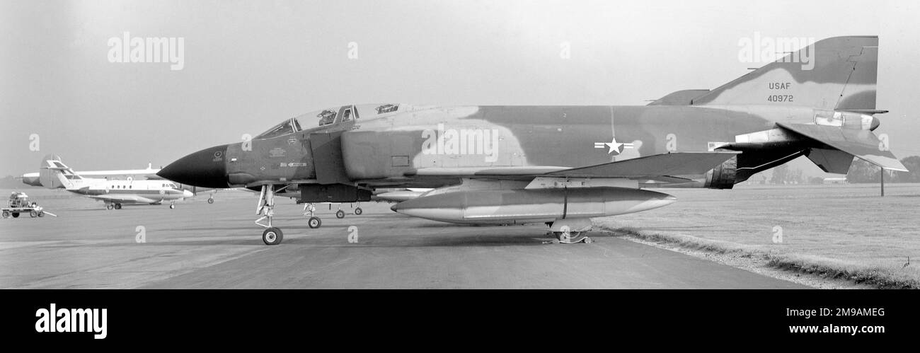United States Air Force - McDonnell F-4D-26-MC Phantom II 64-0972A (msn 1443), auf der RAF Alconbury im Mai 1967, mit drei weiteren während der Lieferung an USAFE-Einheiten. (Derzeit ausgestellt an der ANG-Basis North Dakota in Fargo, North Dakota). Stockfoto