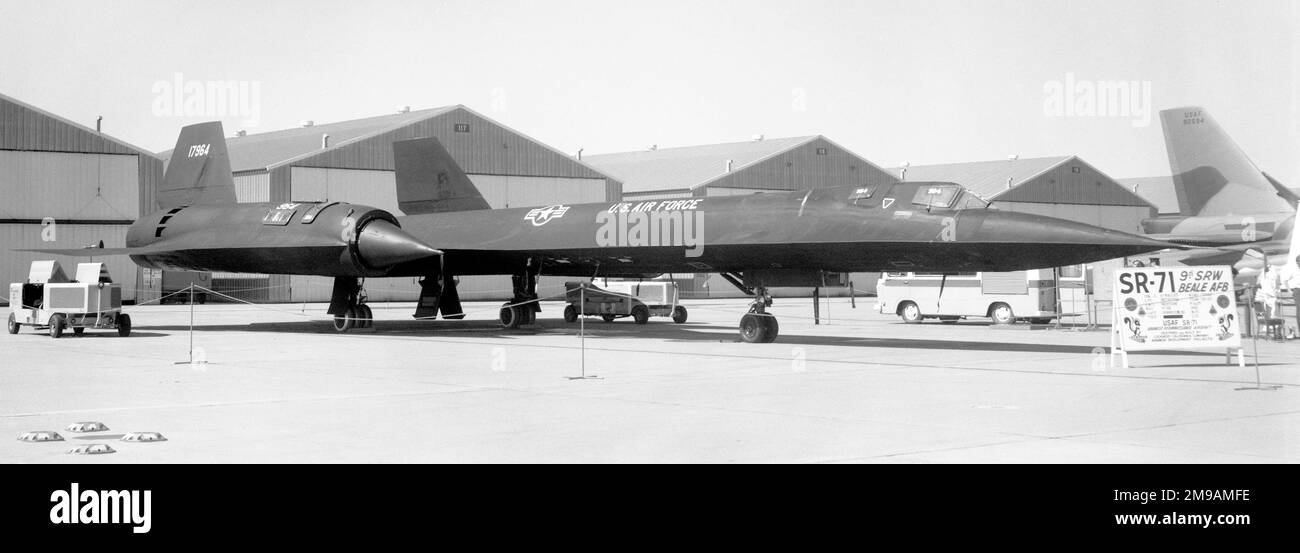 United States Air Force - Lockheed SR-71a 61-7964 (msn 2015), des 9. Strategic Reconnaissance Wing, mit Sitz am Luftwaffenstützpunkt Beale, Kalifornien. Erstmals am 11. Mai 1966 geflogen und im Juli 1966 von der USAF übernommen, die dem SRW 9. zugewiesen wurde. Am 18. Januar 1990 startete der letzte Flug von RAF Mildenhall nach Beale AFB in 4,5 Stunden. Derzeit ausgestellt in der neuen SAC-Museumseinrichtung in Ashland, NE. Stockfoto