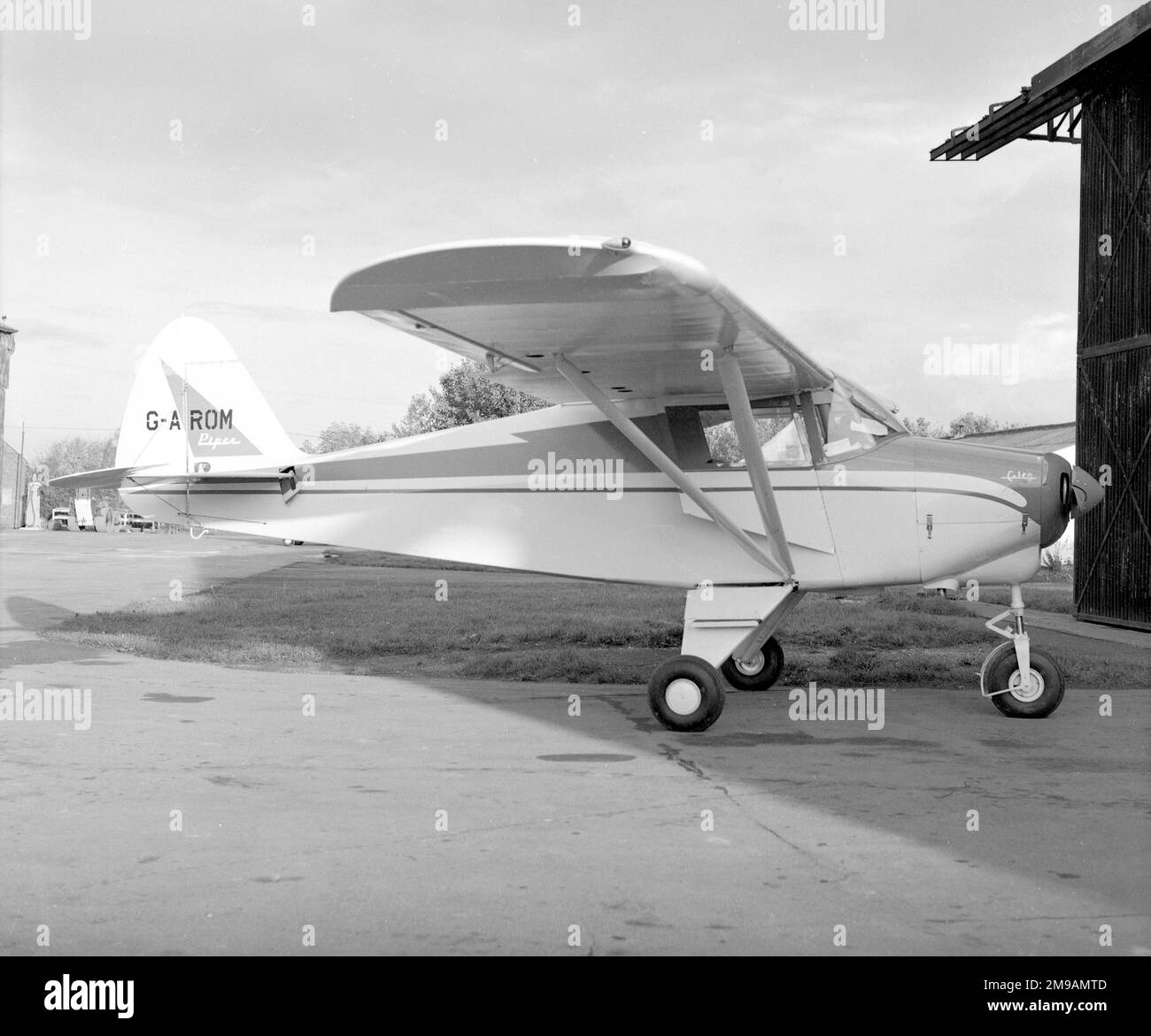 Piper PA-22-108 Colt G-AROM (msn 22-8805). Stockfoto