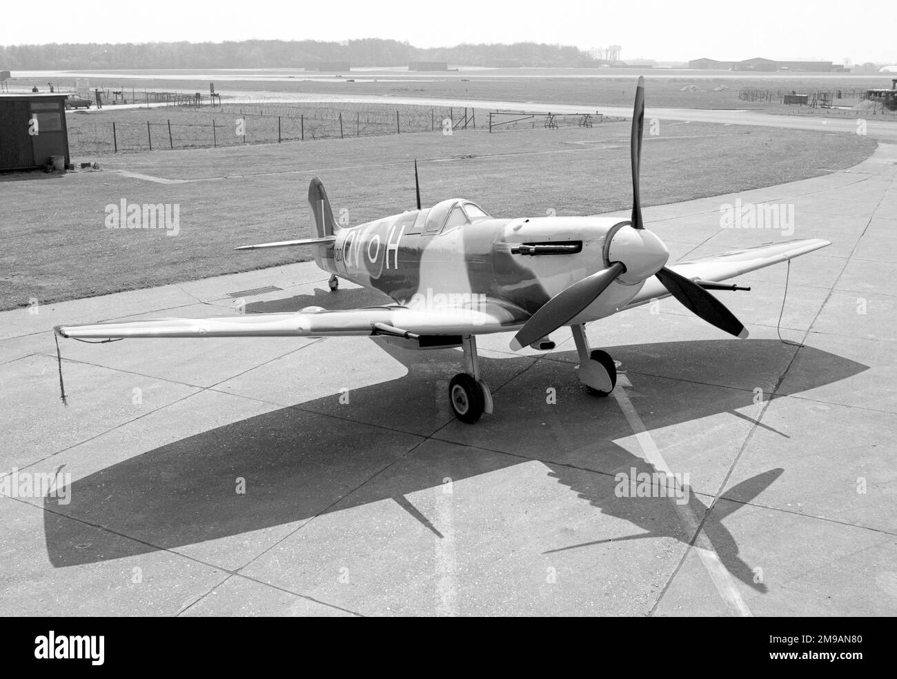 Supermarine Spitfire LF Mk.VB 8070M / (EP120), bei RAF Wattisham als Torwächter / Stationsmaskottchen. Derzeit (2021) im Besitz der Fighter Collection mit Sitz in Duxford. Erbaut in Castle Bromwich im Jahr 1942 und geliefert an die 501. Staffel, wo es sechs Tote bekam, während er von Sqn LDR Geoffrey Northcott geflogen wurde. Es erlitt einen Bodenunfall und wurde von CB repariert, bevor es zur 19. Staffel kam. EP120 wurde 1944 an das 402. Geschwader geliefert und erhielt die Codes AE-A. Nach dem Krieg wurde es zum Torwächter und später zu einem Star im Film „Battle of Britain“, bevor es 1989 eingelagert wurde. Durch den Kampf erworben Stockfoto