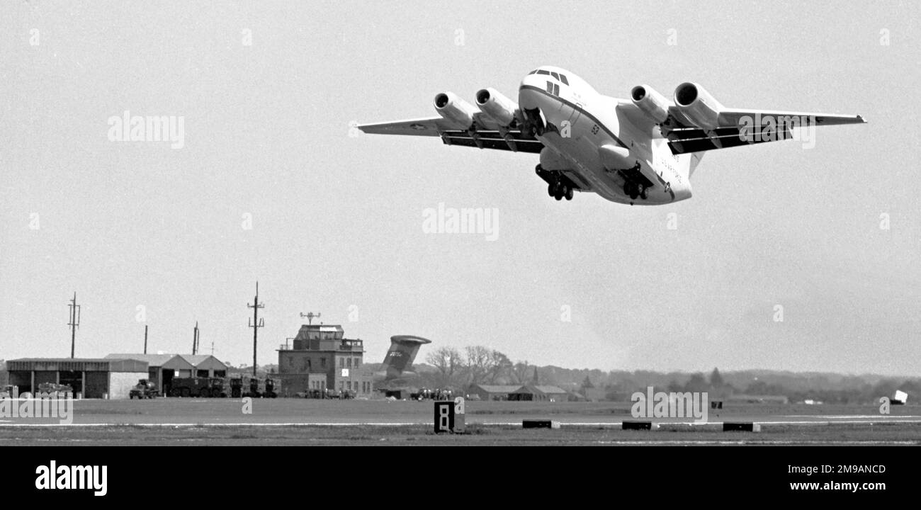 McDonnell Douglas YC-15 72-1875 „53“, auf der 1977 RAF Mildenhall Air Fete mit einem CFM International CFM56 im Triebwerkskasten Nr. 1 startete, auf dem Weg von der Paris Air Show 1977, wo die Show mit der Serie „53“ stattfand. Im Hintergrund, hinter dem Kontrollturm, kann man den Schwanz einer Boeing YC-14 sehen, die auch an der Paris Air Show 1977 teilnahm, sowie an der Mildenhall Air Fete. Stockfoto