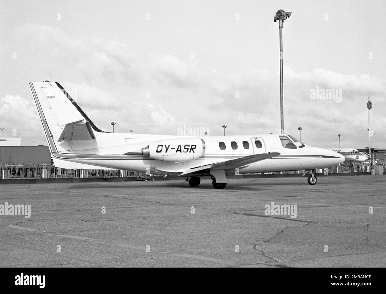 Cessna 500 Citation I OY-ASR (msn 500-0194), von C I L Air Lease - Blue Air, am Flughafen London Heathrow. Stockfoto