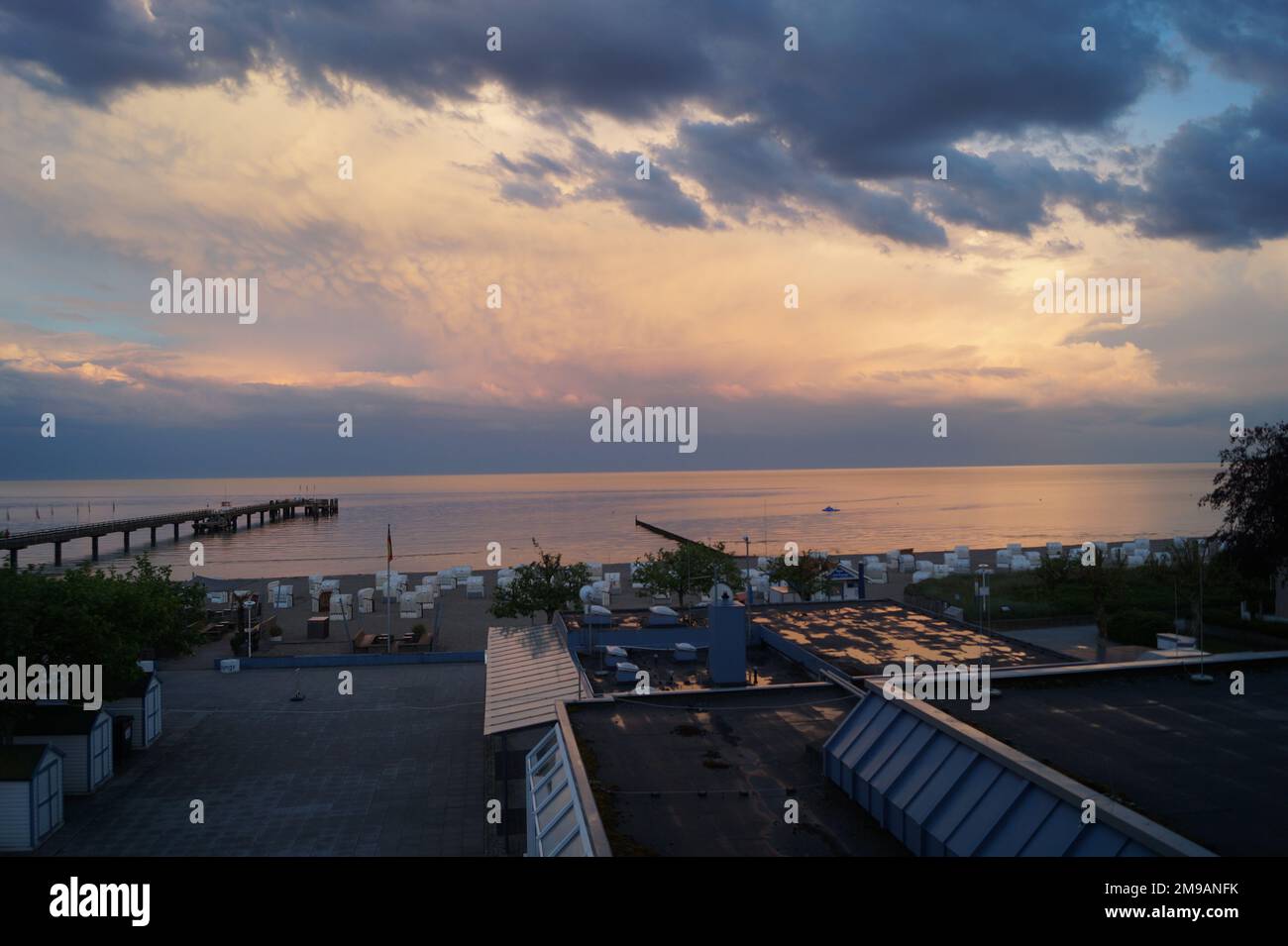 Strand und Pier an der ostsee nach einem Gewitterschauer Stockfoto