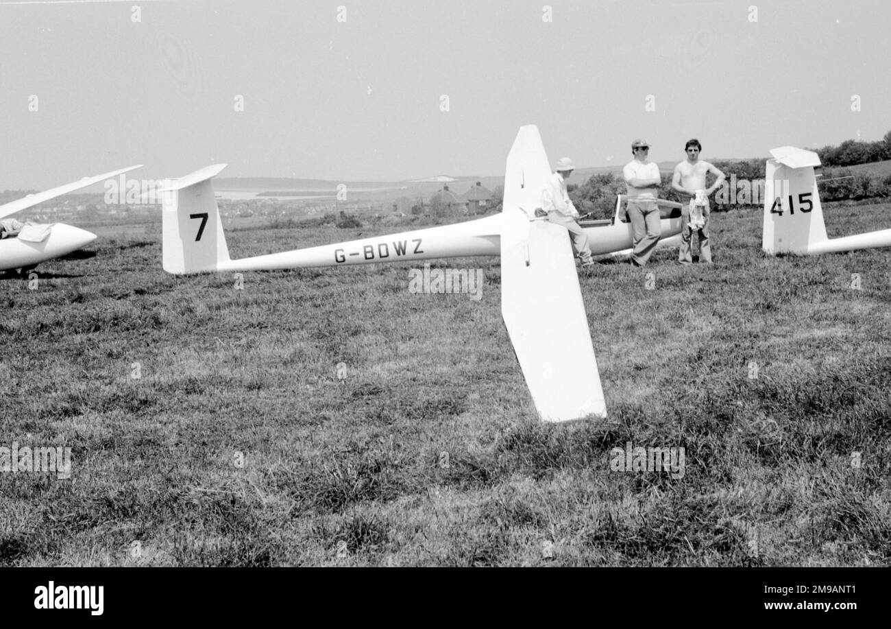 Slingsby T.59 Kestrel 17 G-BDWZ BGA 2470 - '85' (msn 1867) bei einem regionalen Gleitflugwettbewerb in den 1980er Jahren. Der Slingsby Kestrel war eine lizenzierte Version des Glasglugels 401. Stockfoto