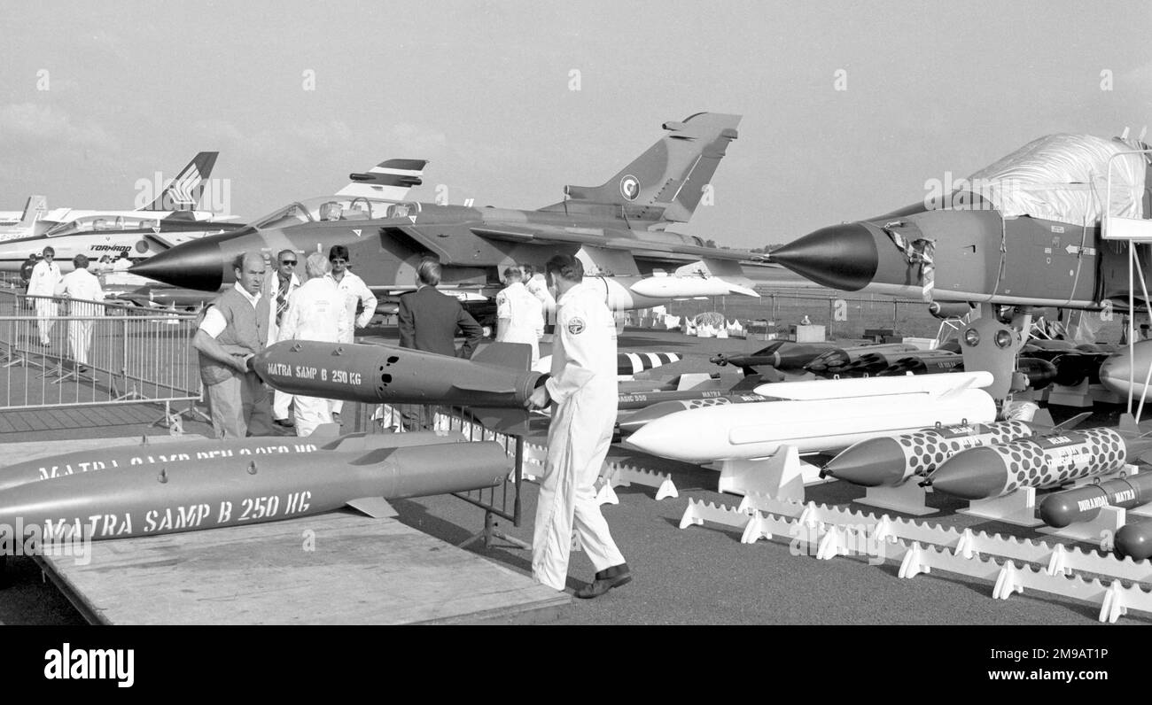 Entladen und Anbringen der Nachbildungen der Schauwaffen vor dem SEPECAT Jaguar GR.1A XX979 (mit einem experimentellen Radar in einer Ersatznase ausgestattet) und Panavia Tornado P.03 XX947 auf der 1980. SBAC Farnborough Airshow am 6. September 1980 Stockfoto