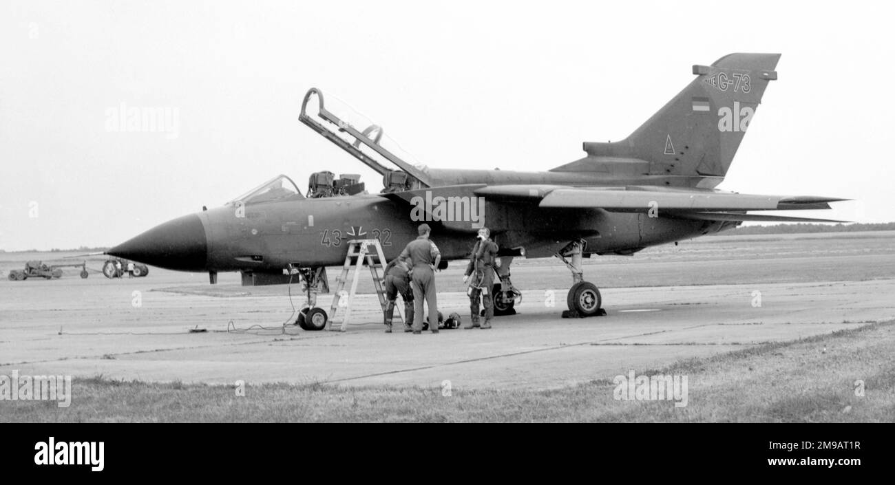 Tri-National Tornado Training Establishment - Panavia Tornado IDS(T) 43+32 'G-73' des Luftwaffe-Kontingents bei RAF Cottesmore, wobei sich die Besatzung darauf vorbereitet, vor einer Mission an Bord des Flugzeugs zu gehen. Stockfoto