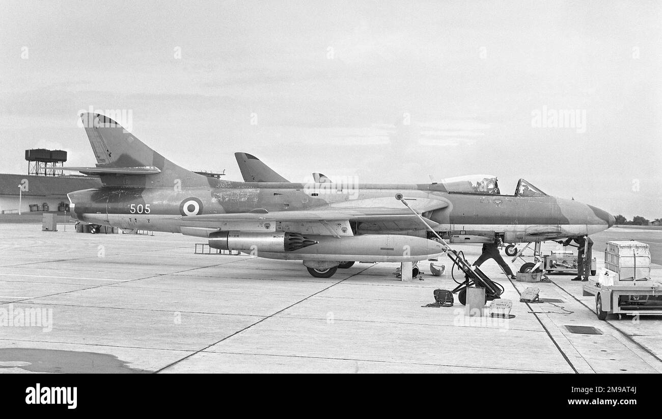 Singapore Air Defence Command - Hawker Hunter FGA.74 '505' (msn 41h/680085, ex XJ632 und G-9-356), auf der Linie mit Panzern, die das ADEN-Geschützpaket für den Ausbau vorbereiten. Ein Ersatzwaffenpaket liegt auf einem Wagen im Vordergrund, dieses Flugzeug ist in Jurong in Singapur erhalten. (Die Royal Small Arms Factory ADEN, ADEN ist ein Akronym für Armament Development Enfield, ist eine 30-mm-Revolverkanone, die in vielen Militärflugzeugen eingesetzt wird, insbesondere in den Flugzeugen der Royal Air Force und Fleet Air Arm. Er wurde nach dem Zweiten Weltkrieg entwickelt, um den Forderungen des Luftfahrtministeriums nach erhöhter Letalität in Luftschläuchen nachzukommen Stockfoto