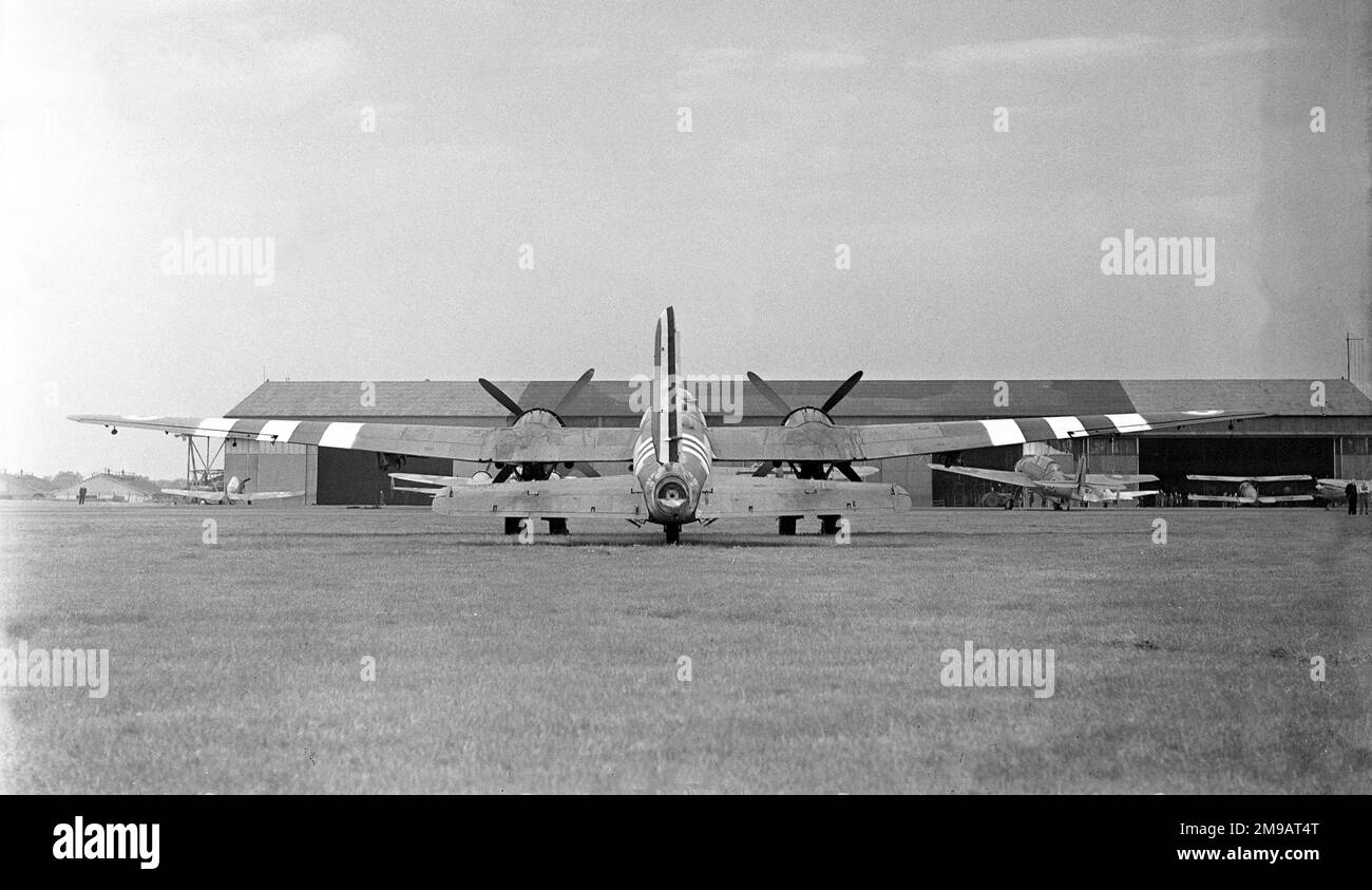 Royal Aircraft Establishment - Heinkel He 177A-5/R6 Greif TS439 bei RAE Farnborough. (Gekennzeichnet als „F8“ von II/Kampfgeschwader 40, als er in Bordeaux von französischen Widerstandskräften gefangen wurde) Stockfoto
