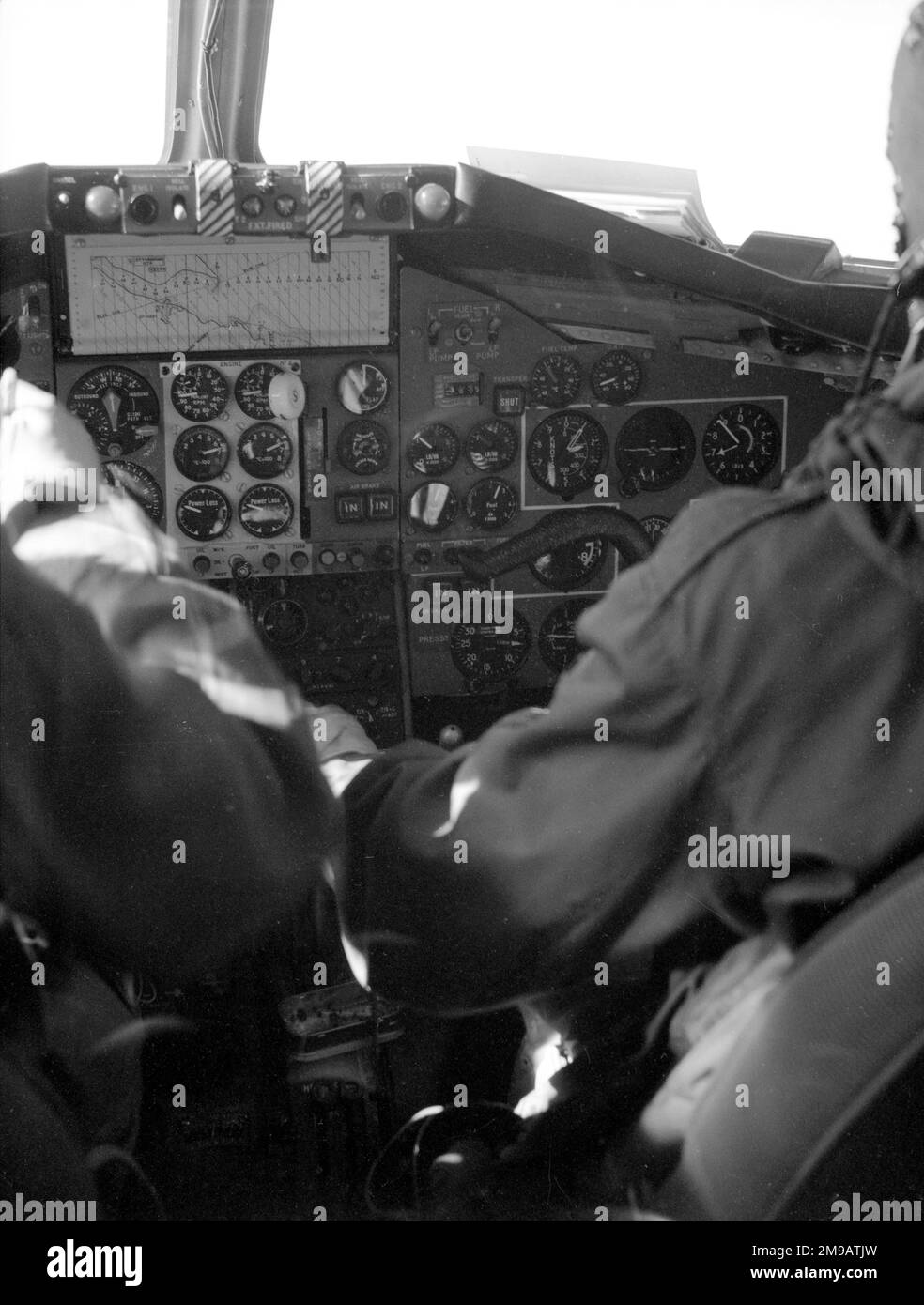 Royal Air Force - Hawker Siddeley Dominie T.1 XS710 (msn 25012), von der RAF Strubby im März 1966. Blick im Cockpit, während des Fluges, gesteuert von Jim Perry und Dave Lord. Stockfoto