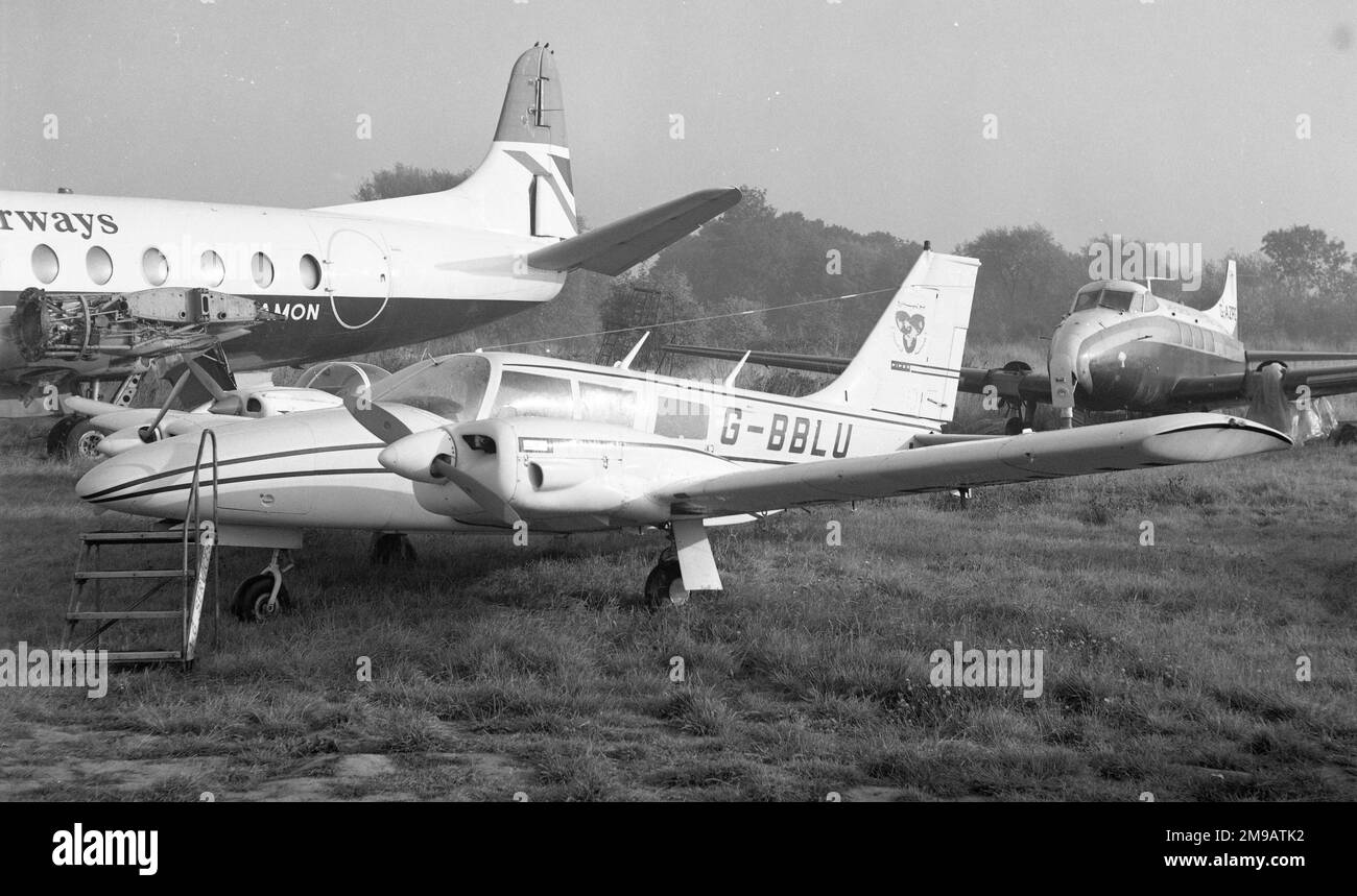 Piper PA-34-200 Seneca G-BBLU (msn 34-7350271), auf der Schrottdeponie am Flughafen Southend, im Oktober 1977. Stockfoto