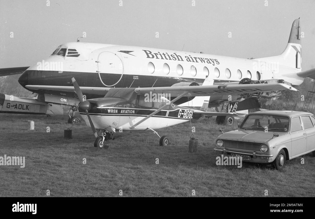 Cessna U206 Super Skywagon G-BDGL (msn U206-0356) von Wren Aviation auf der Schrottdeponie am Flughafen Southend im Oktober 1977. (Stürzte in Bere Regis ab, nachdem ein Aperitif-Kabel getrennt wurde, und tötete 2, den piot und den Sprungmeister.) Vier Fallschirmspringer sind erfolgreich abgesprungen), Stockfoto